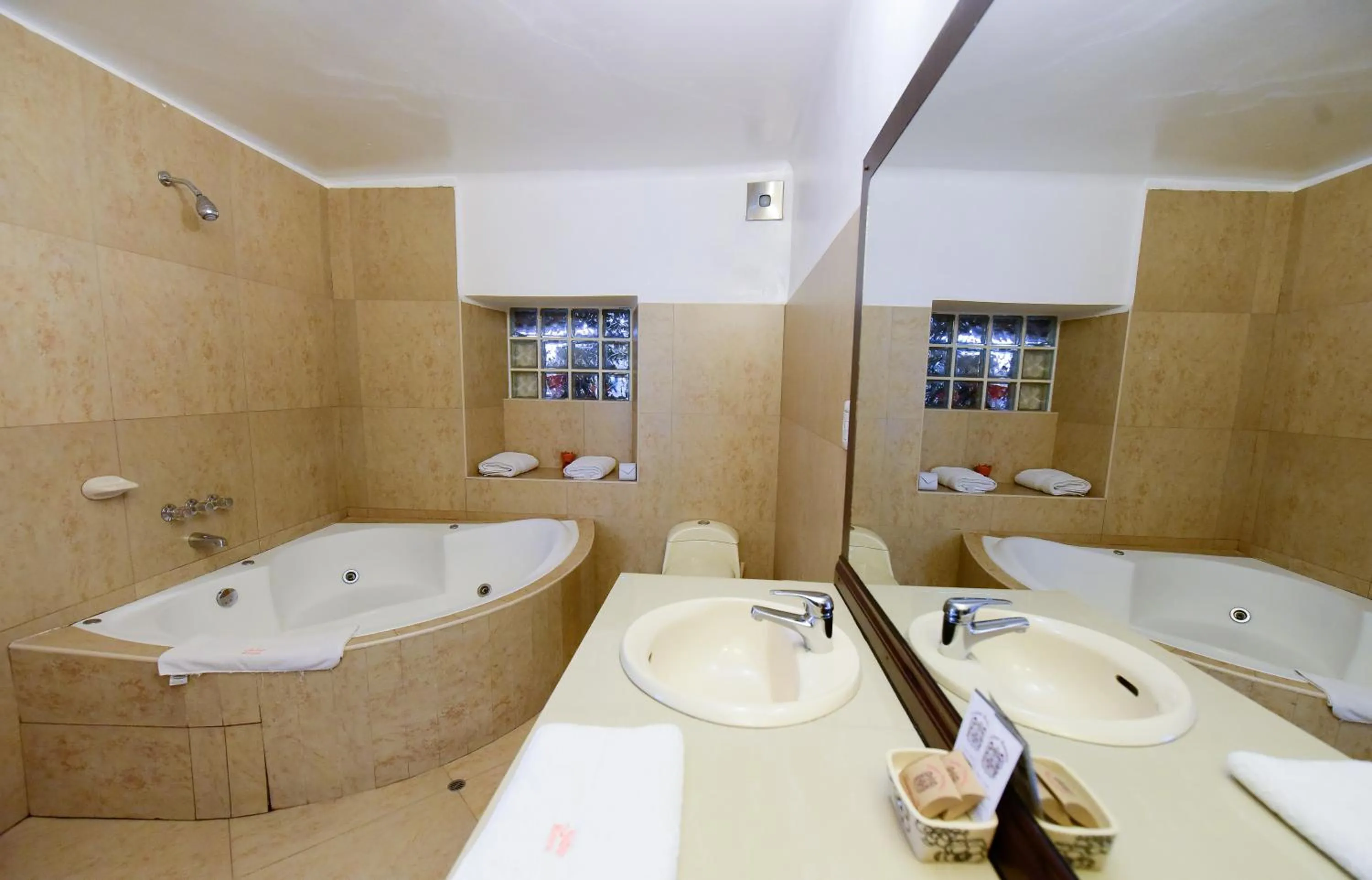 Hot Tub in Yabar Hotel Plaza