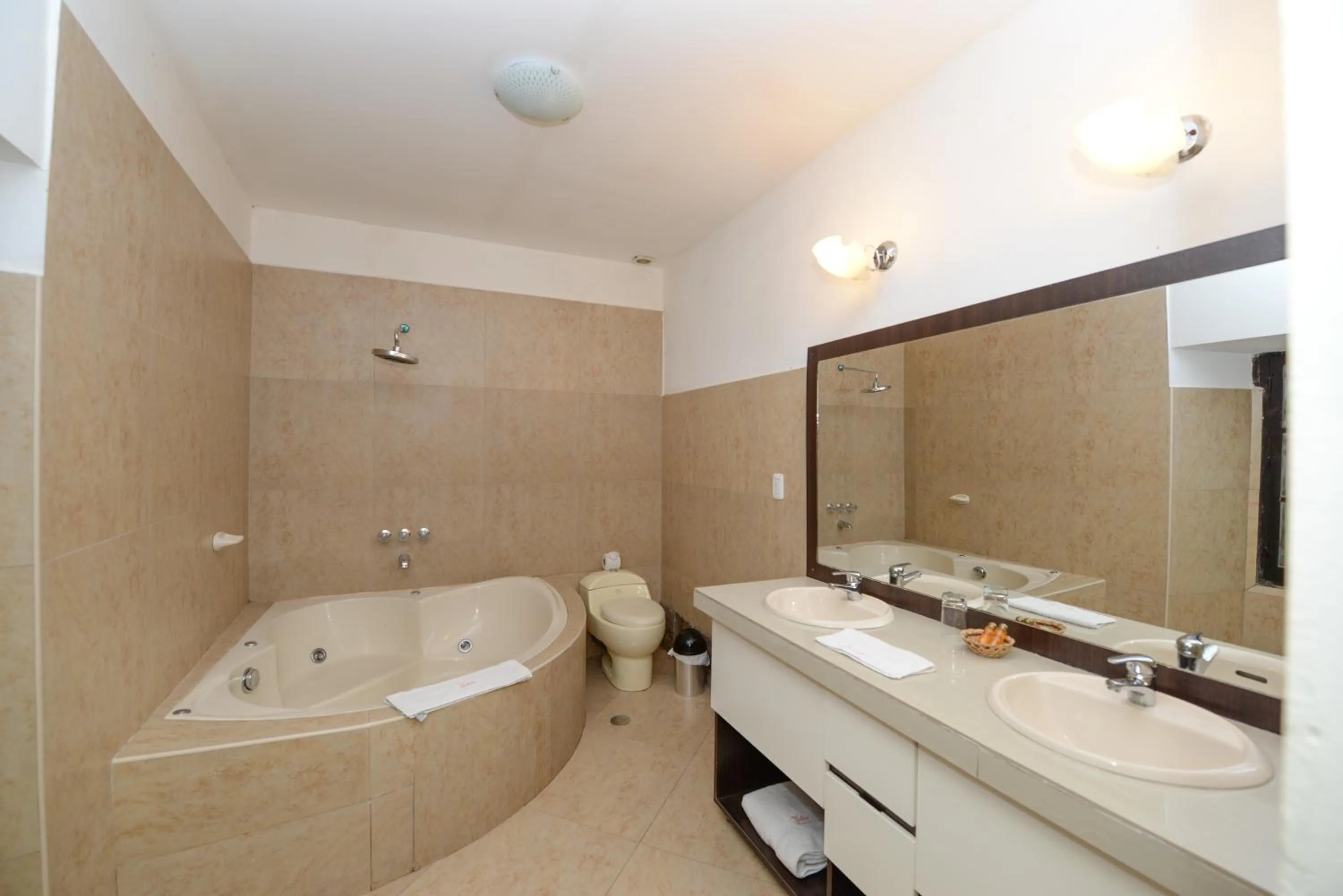 Bathroom in Yabar Hotel Plaza