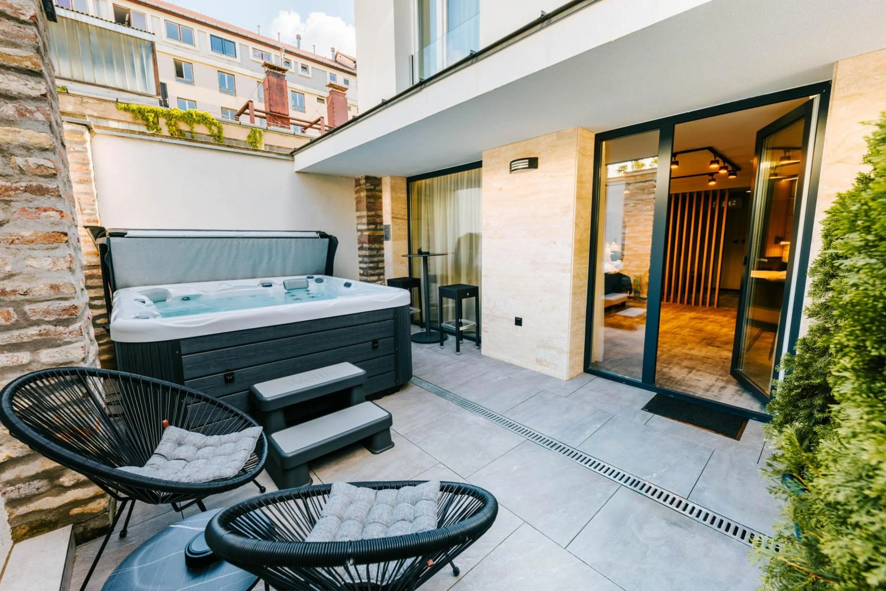 Hot Tub in Hotel Auris