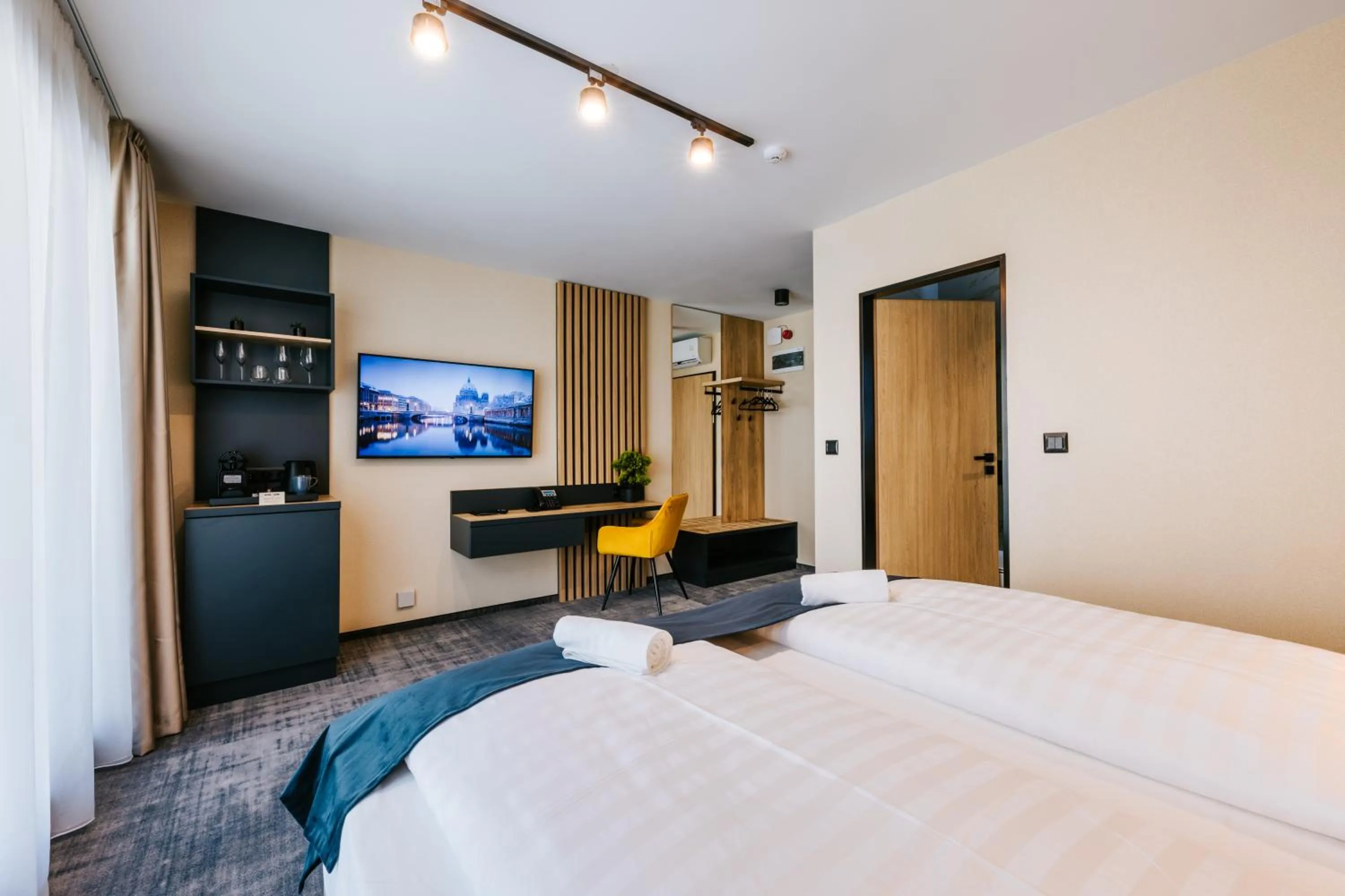 TV and multimedia, Bed in Hotel Auris