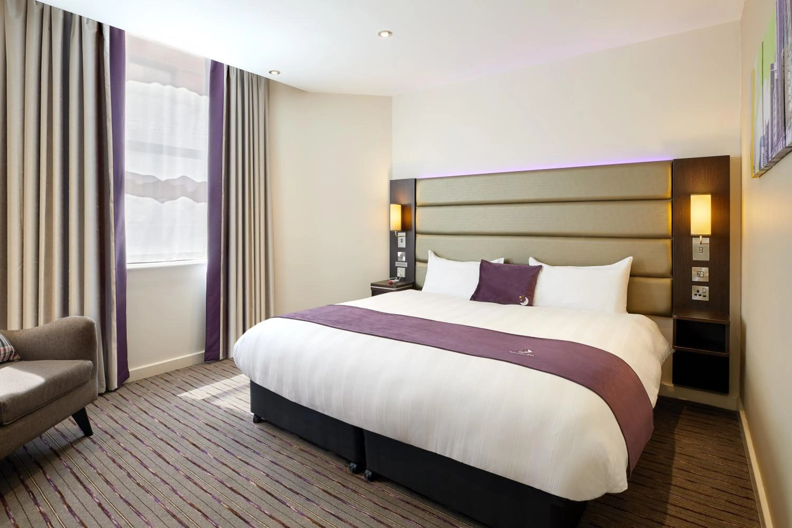 Bedroom, Bed in Premier Inn Dublin City Gloucester St South