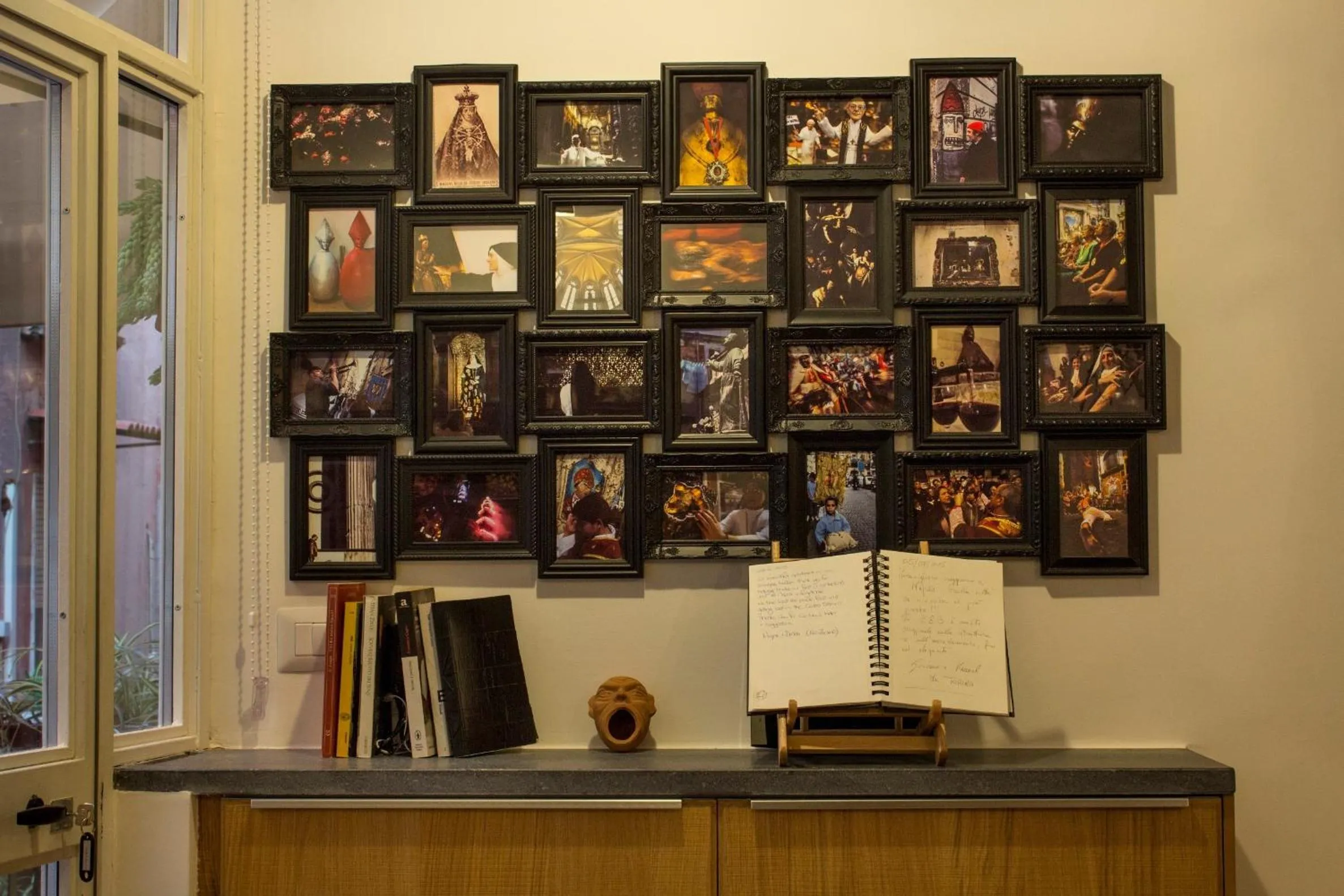 Communal lounge/ TV room in Casa Latina