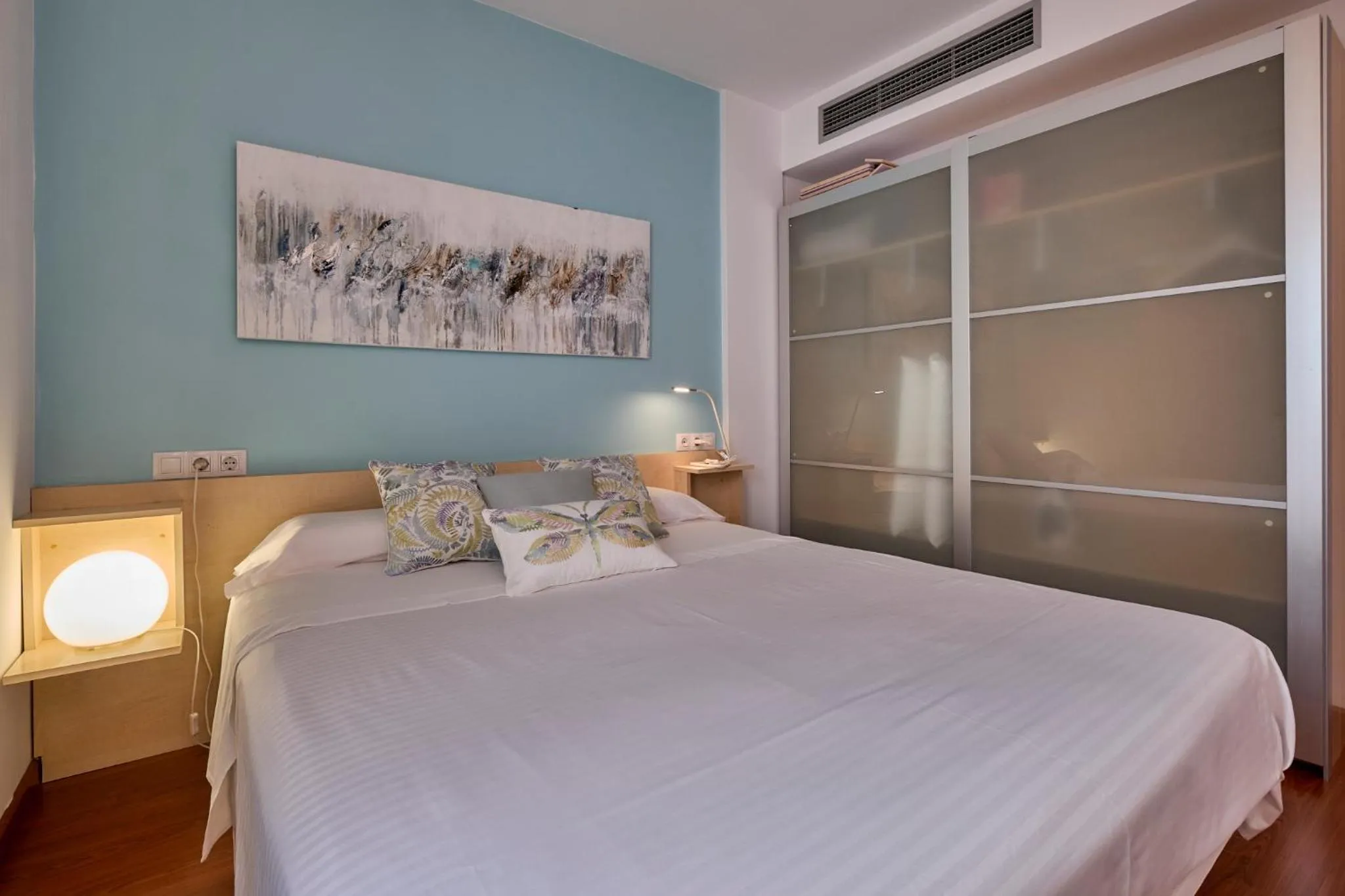 Photo of the whole room, Bed in Little Home Girona