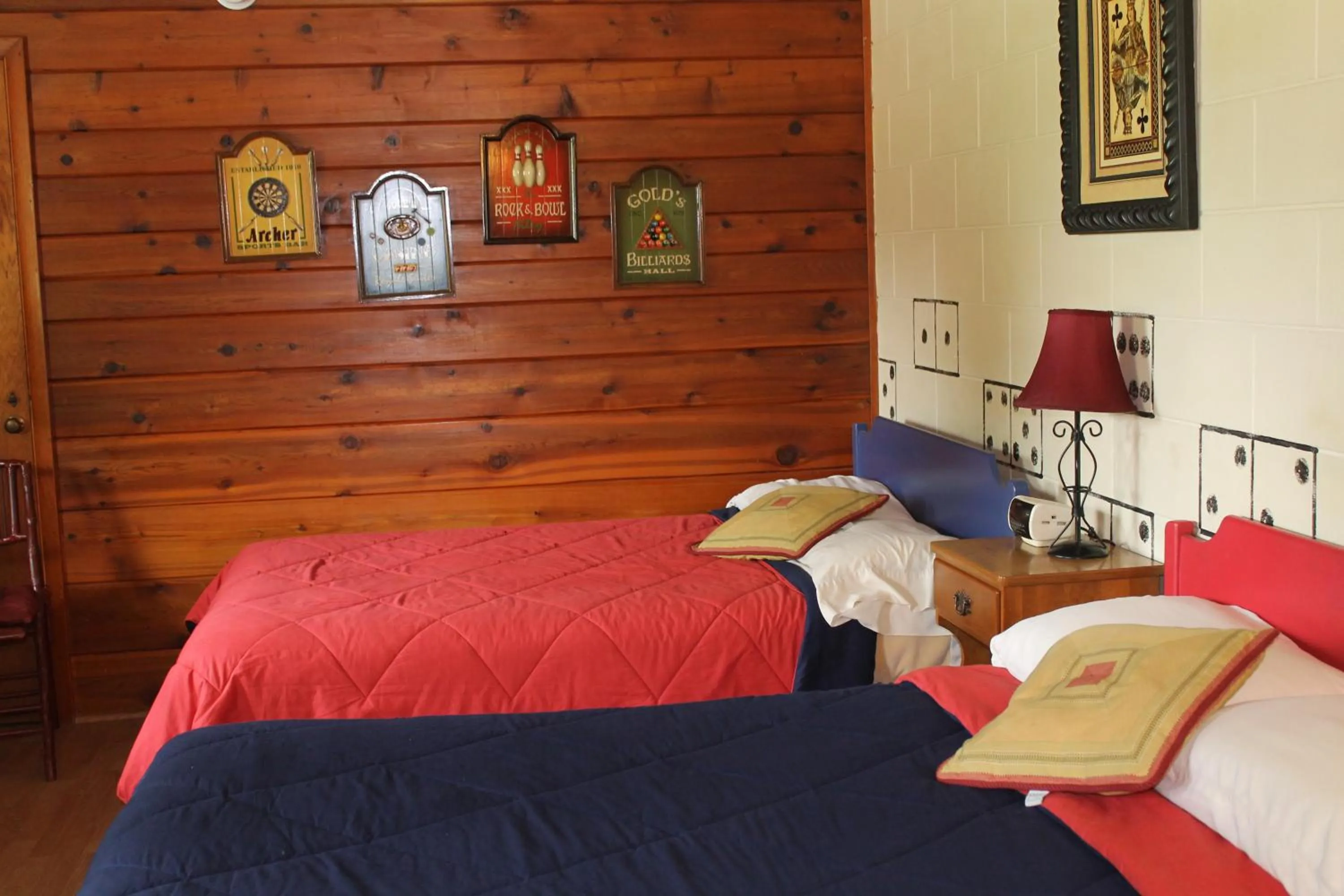 Photo of the whole room, Bed in Chateau Lodge