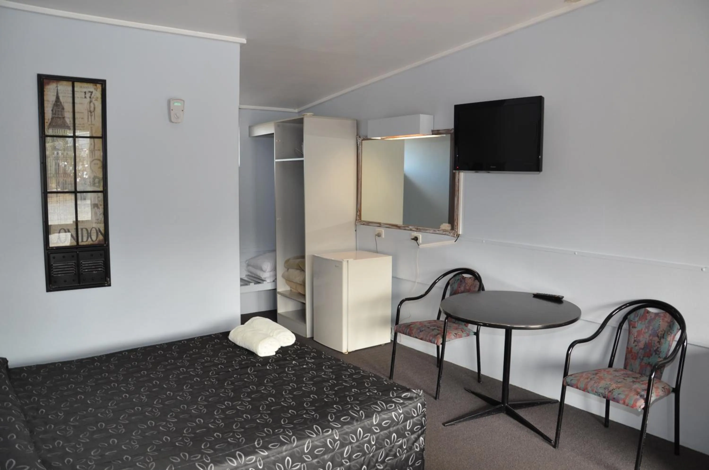 Bedroom in Warwick Motor Inn