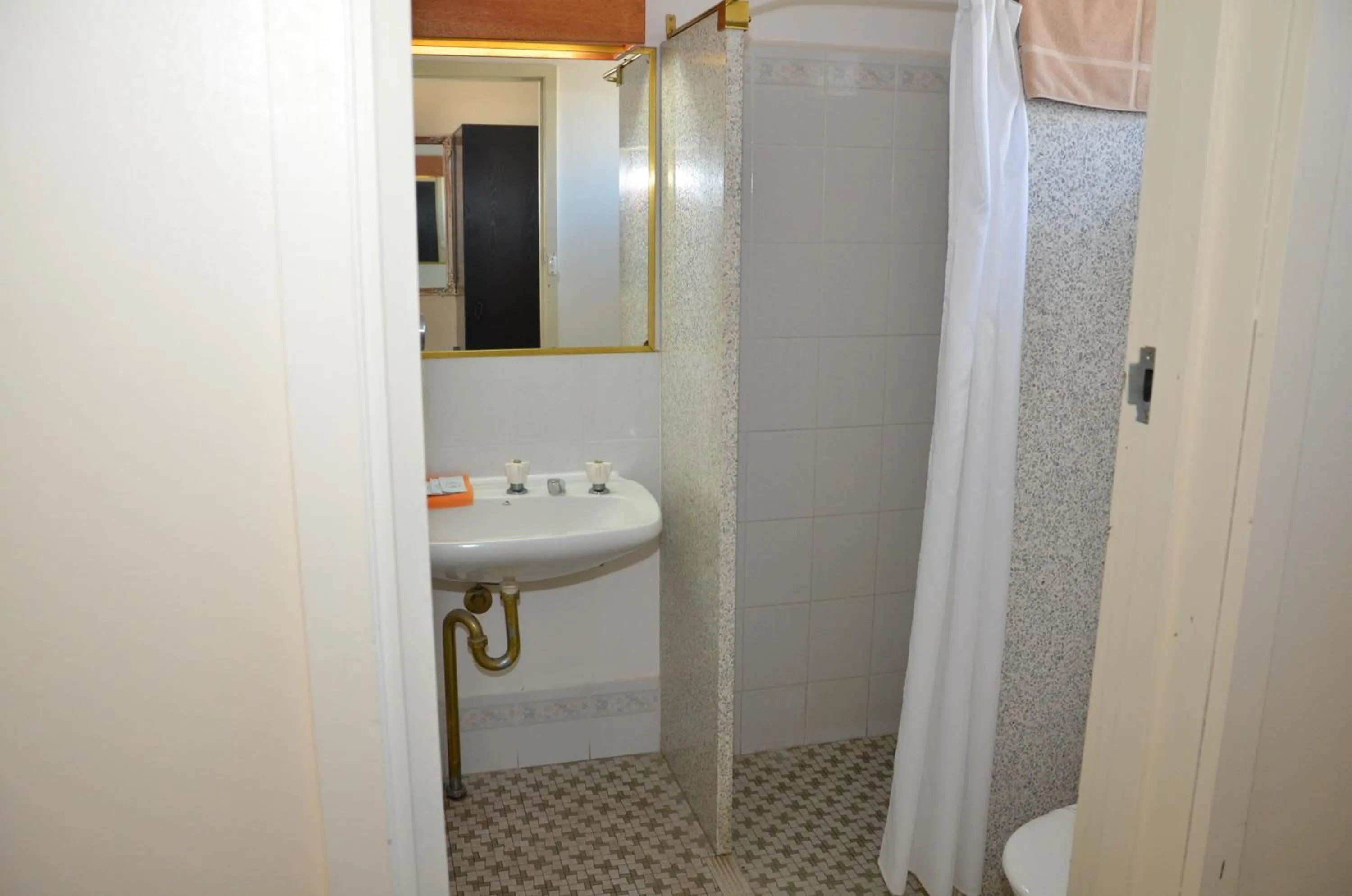 Bathroom in Warwick Motor Inn