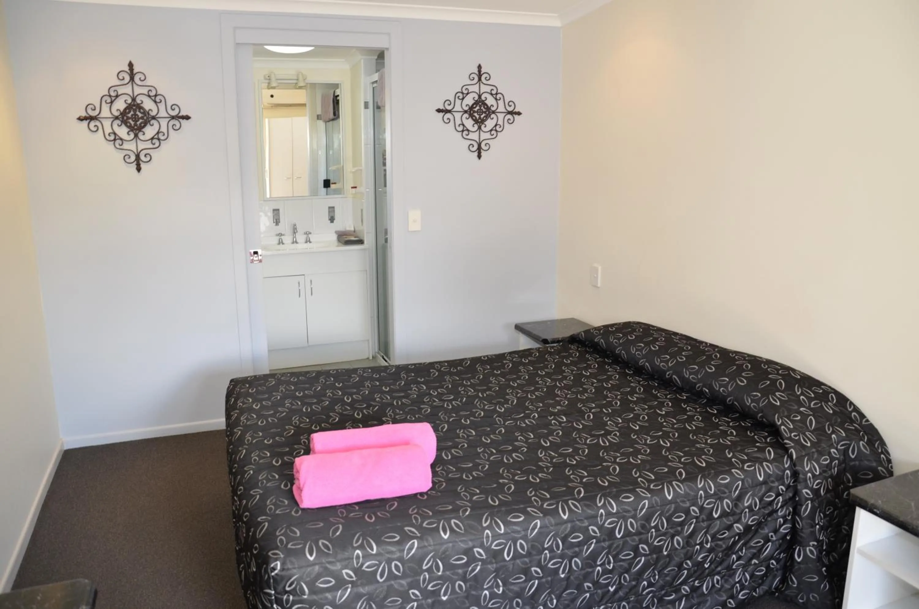 Bedroom, Bed in Warwick Motor Inn