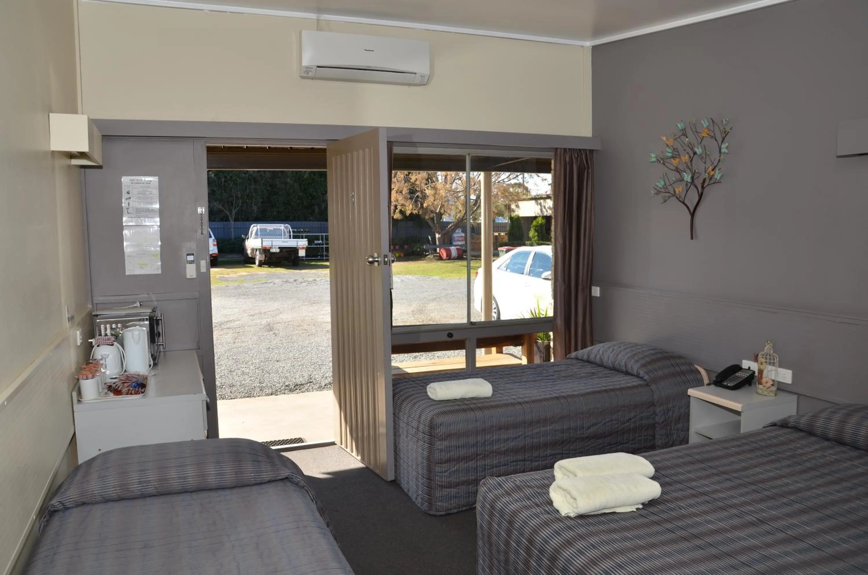 Bedroom, Bed in Warwick Motor Inn