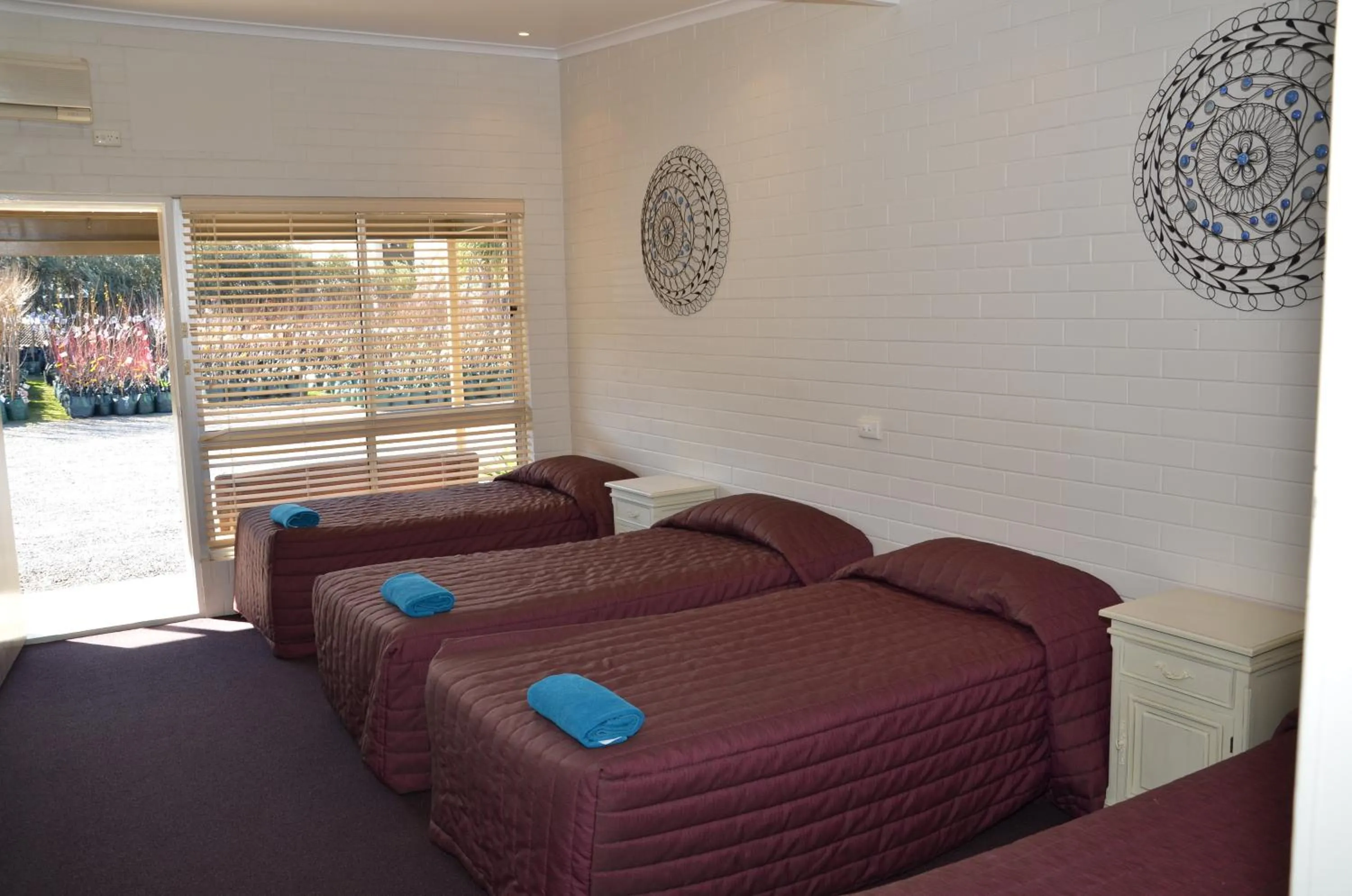 Bedroom in Warwick Motor Inn