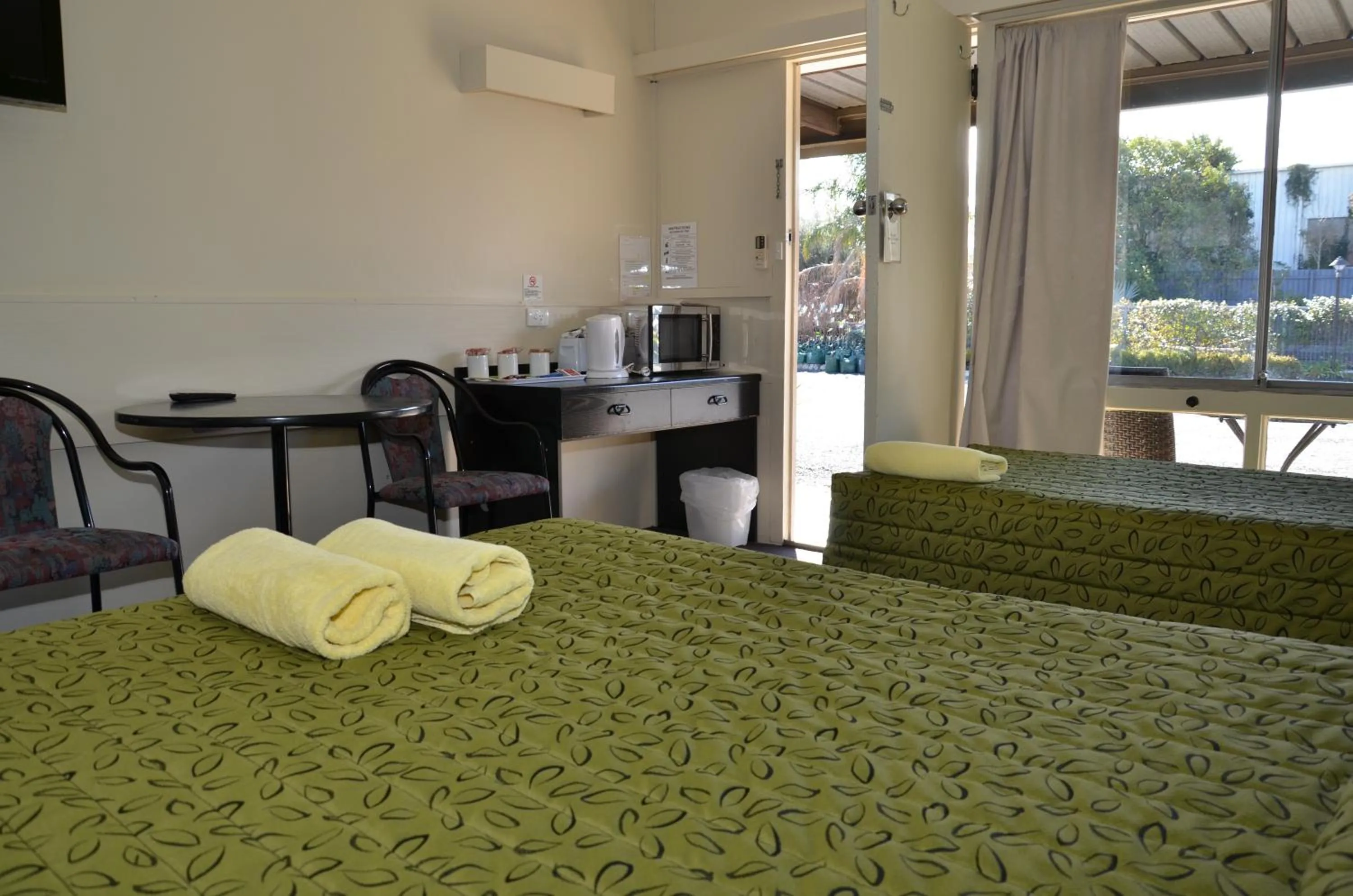 Bedroom, Bed in Warwick Motor Inn