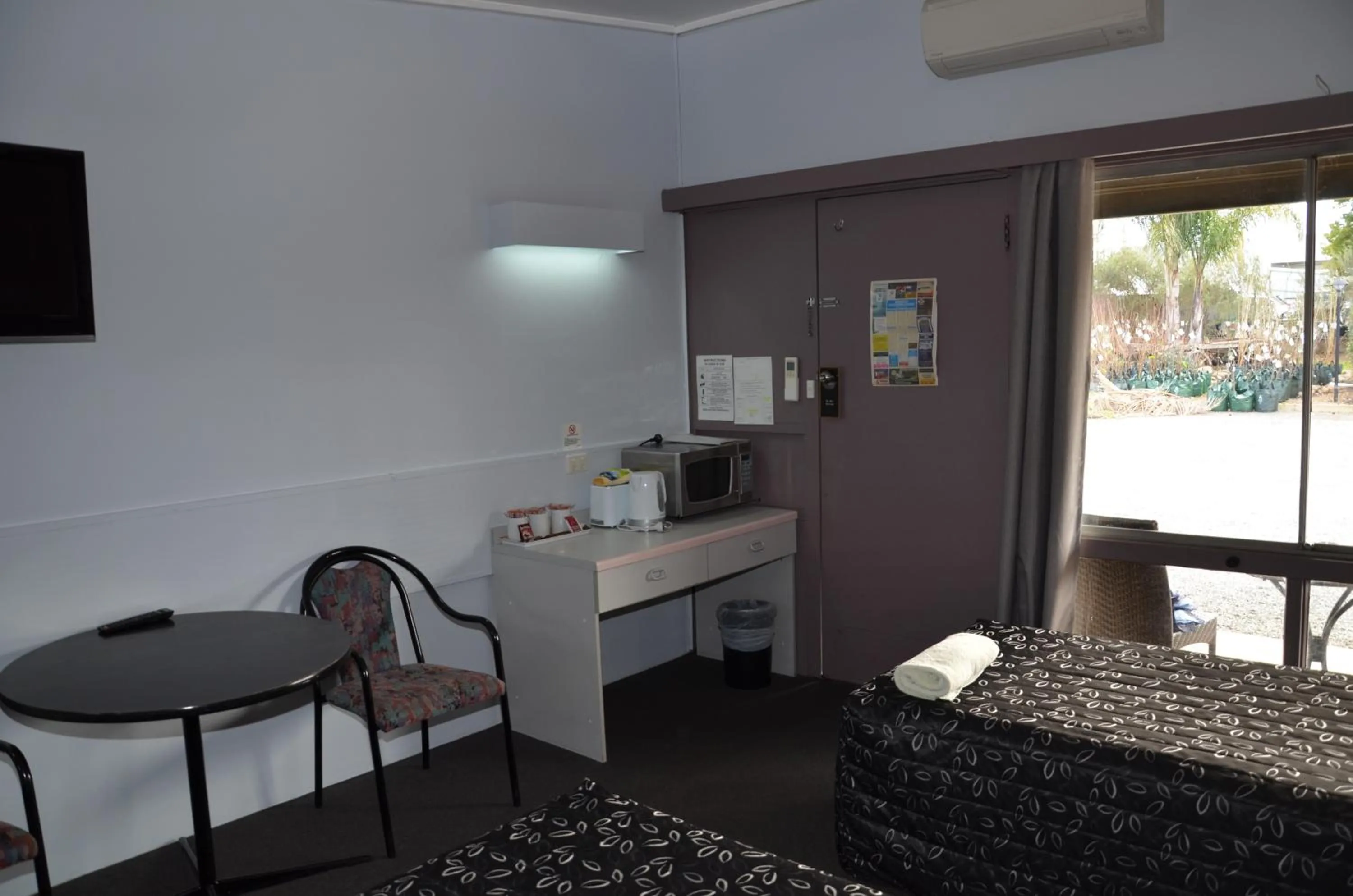 Bedroom in Warwick Motor Inn