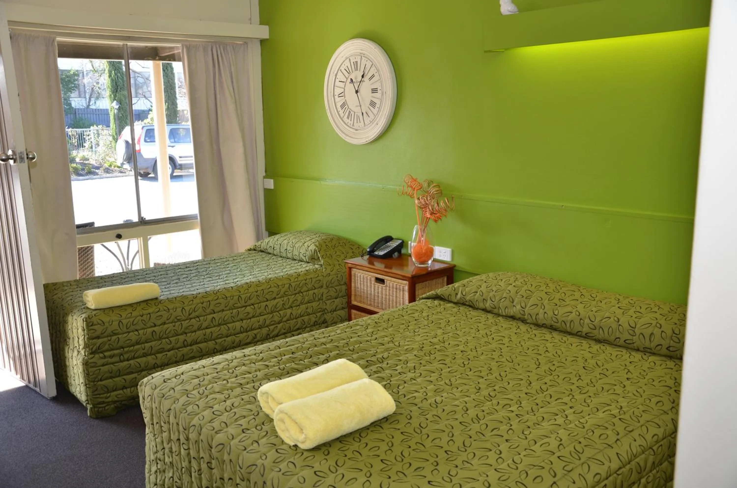 Bedroom, Bed in Warwick Motor Inn