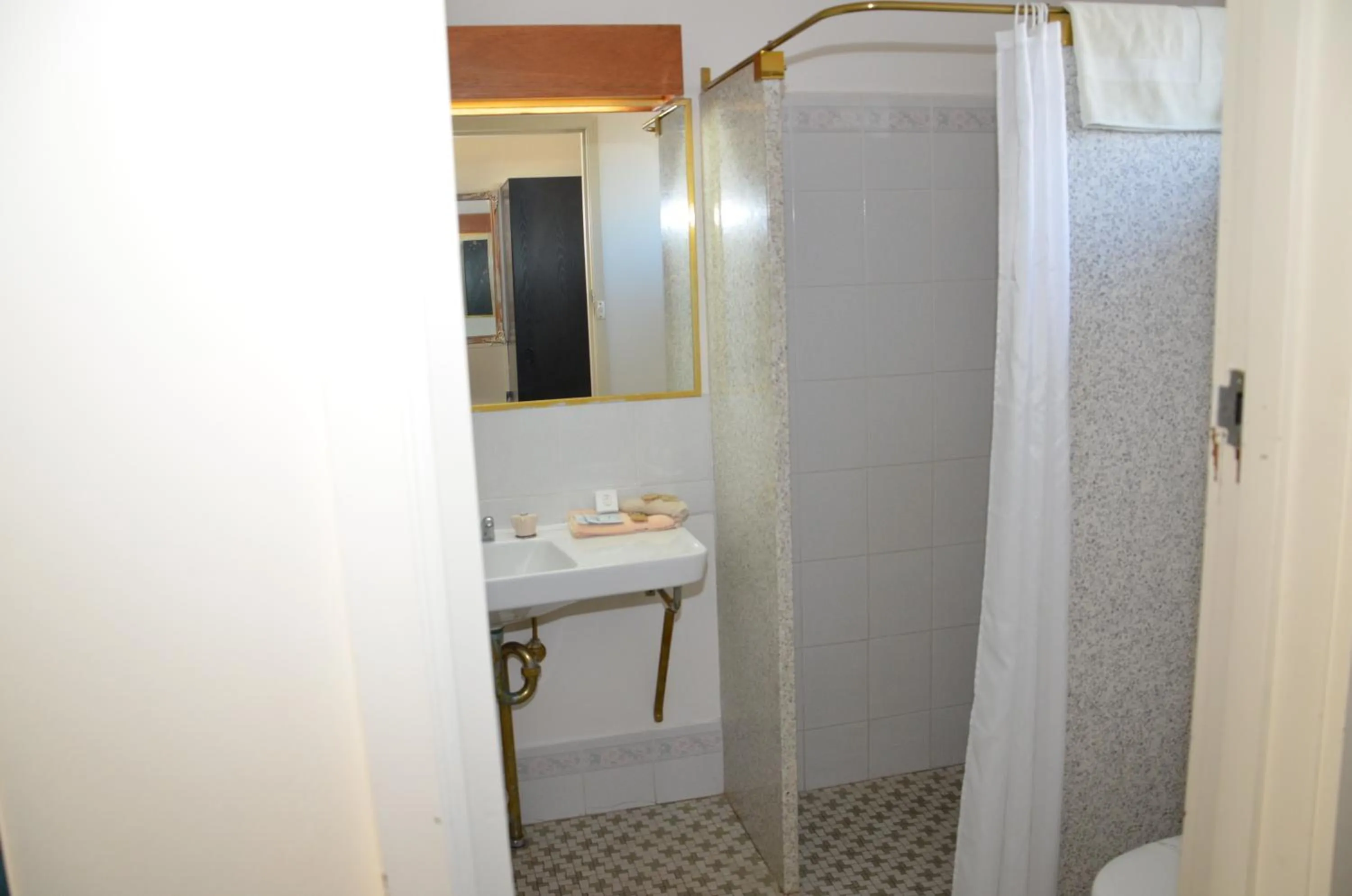 Bathroom in Warwick Motor Inn