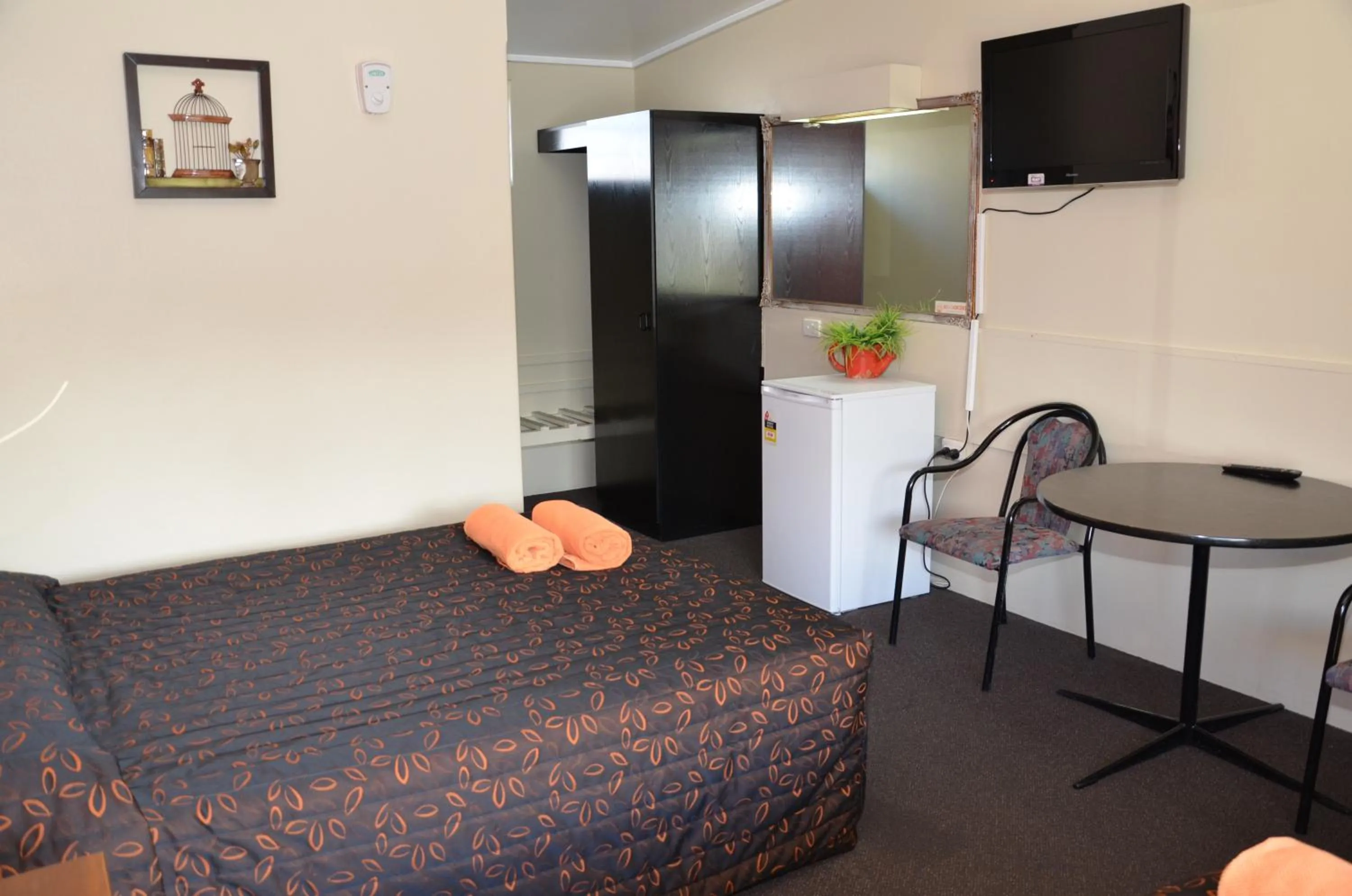 Bedroom, Bed in Warwick Motor Inn