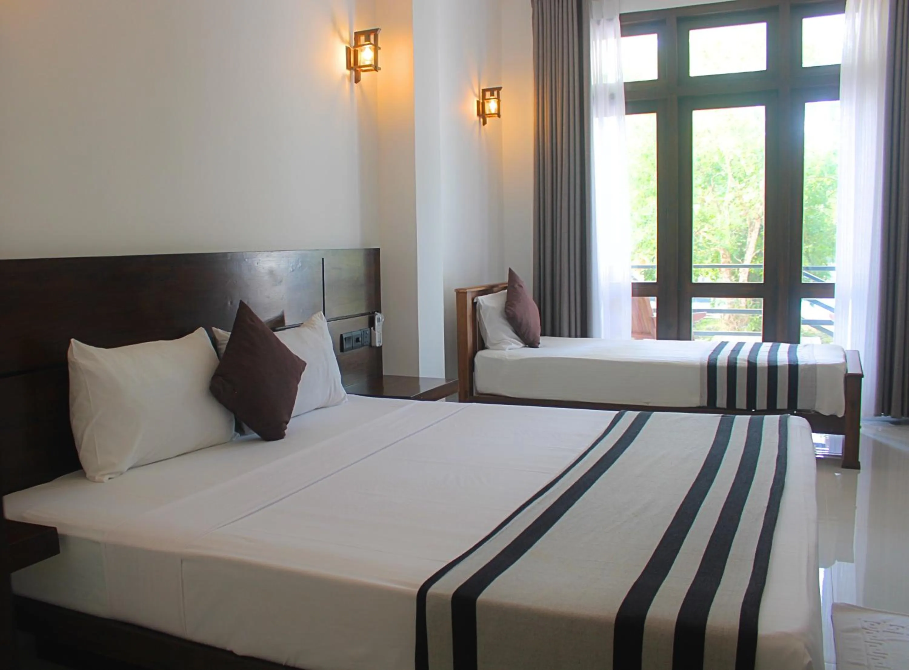 Photo of the whole room, Bed in Hideaway Lodge