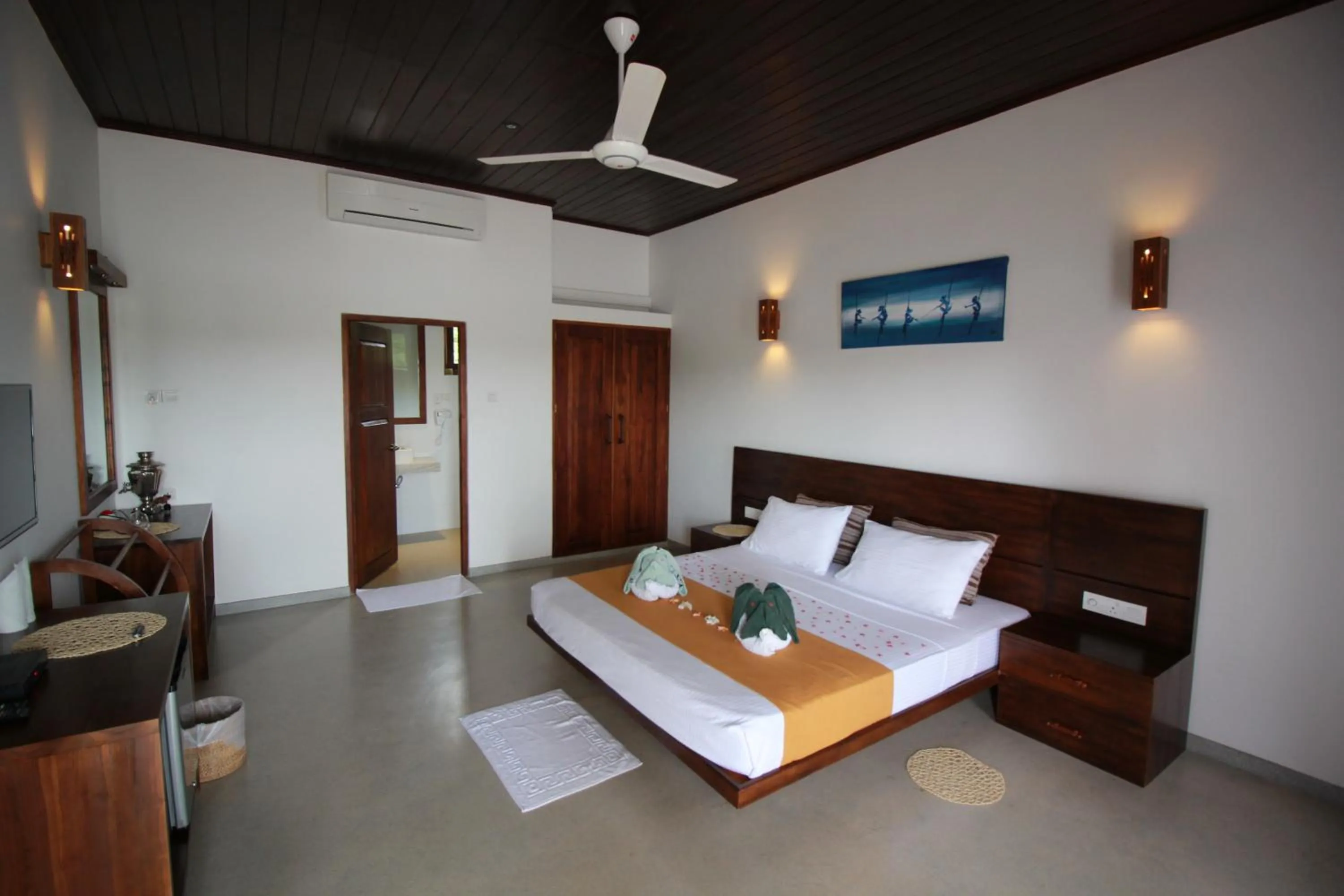 Photo of the whole room, Bed in Hideaway Lodge