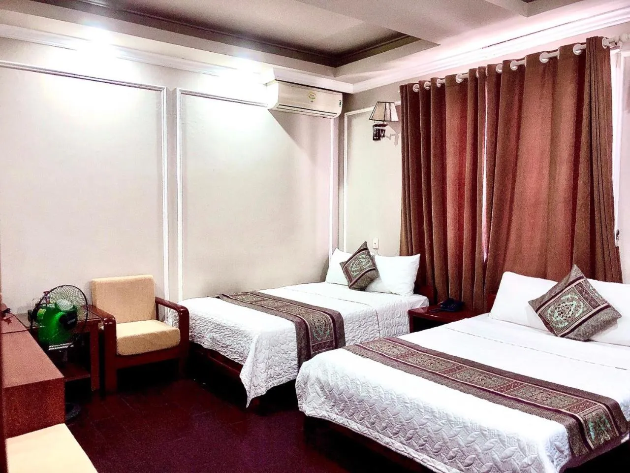 Photo of the whole room, Bed in Holiday Hotel