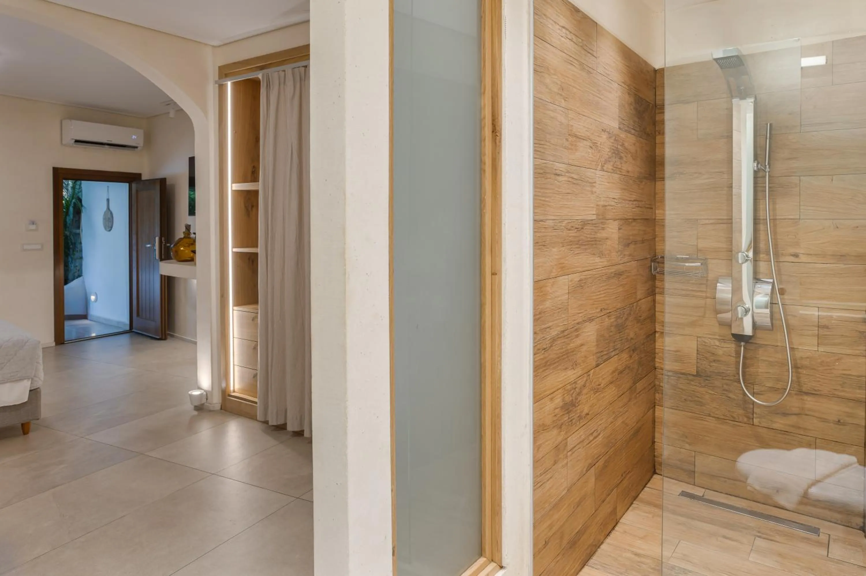 Shower in Edem Garden Residence by Estia