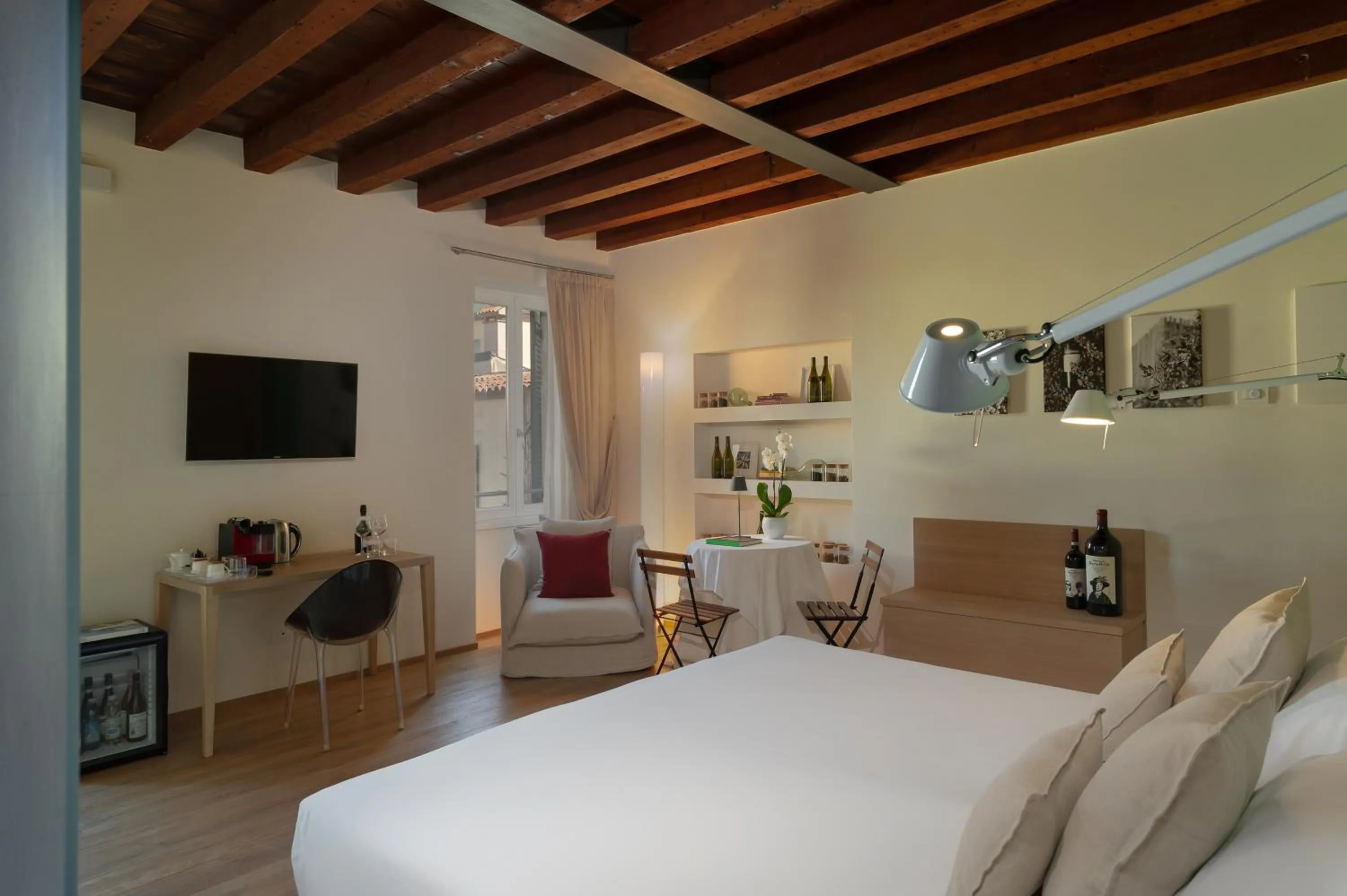 Photo of the whole room, Bed in Massimago Wine Suites