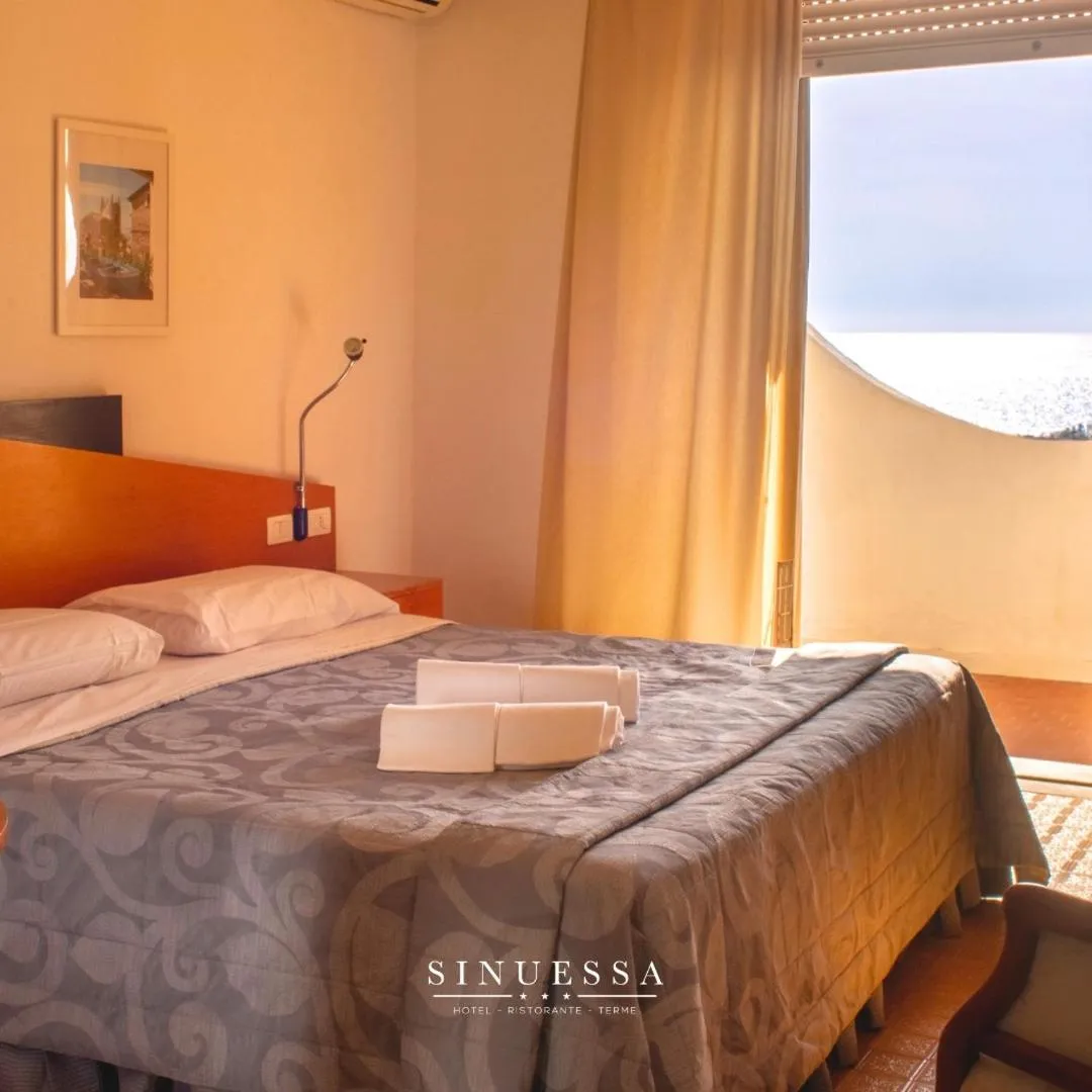 Bed in Hotel Sinuessa Terme