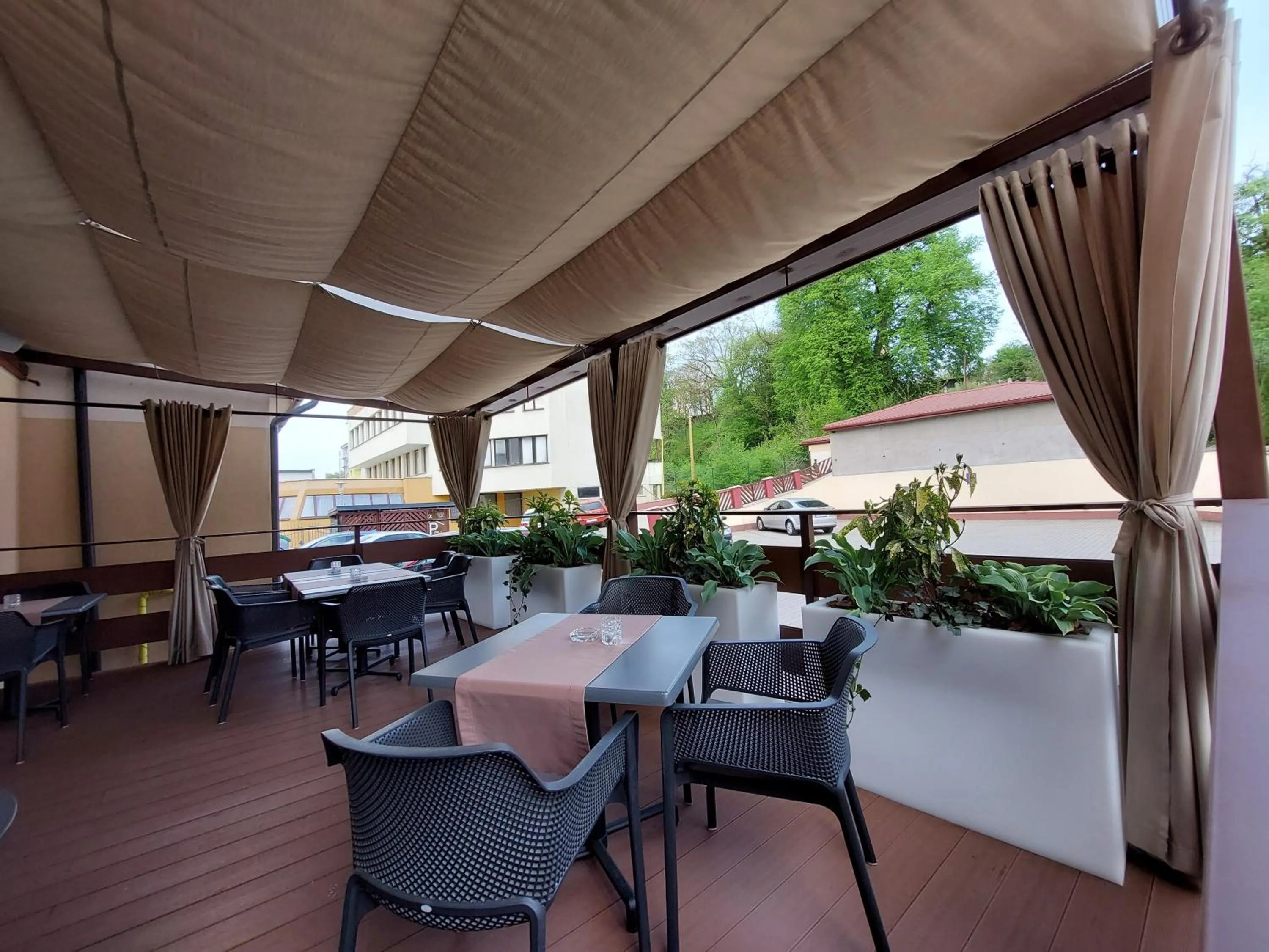 Restaurant/places to eat in Hotel Alfa