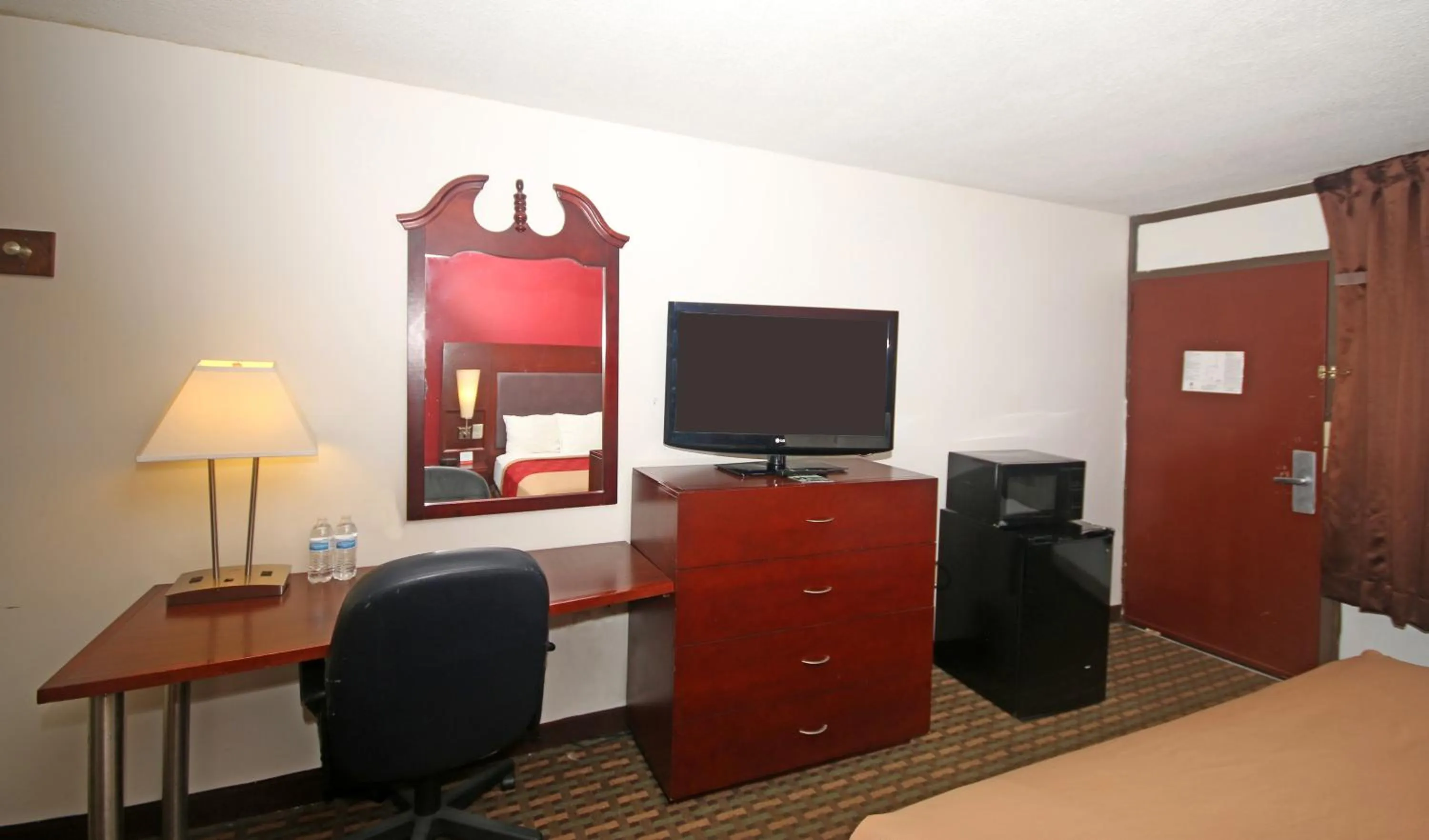 TV and multimedia, Bed in Knights Inn Pilot Mountain