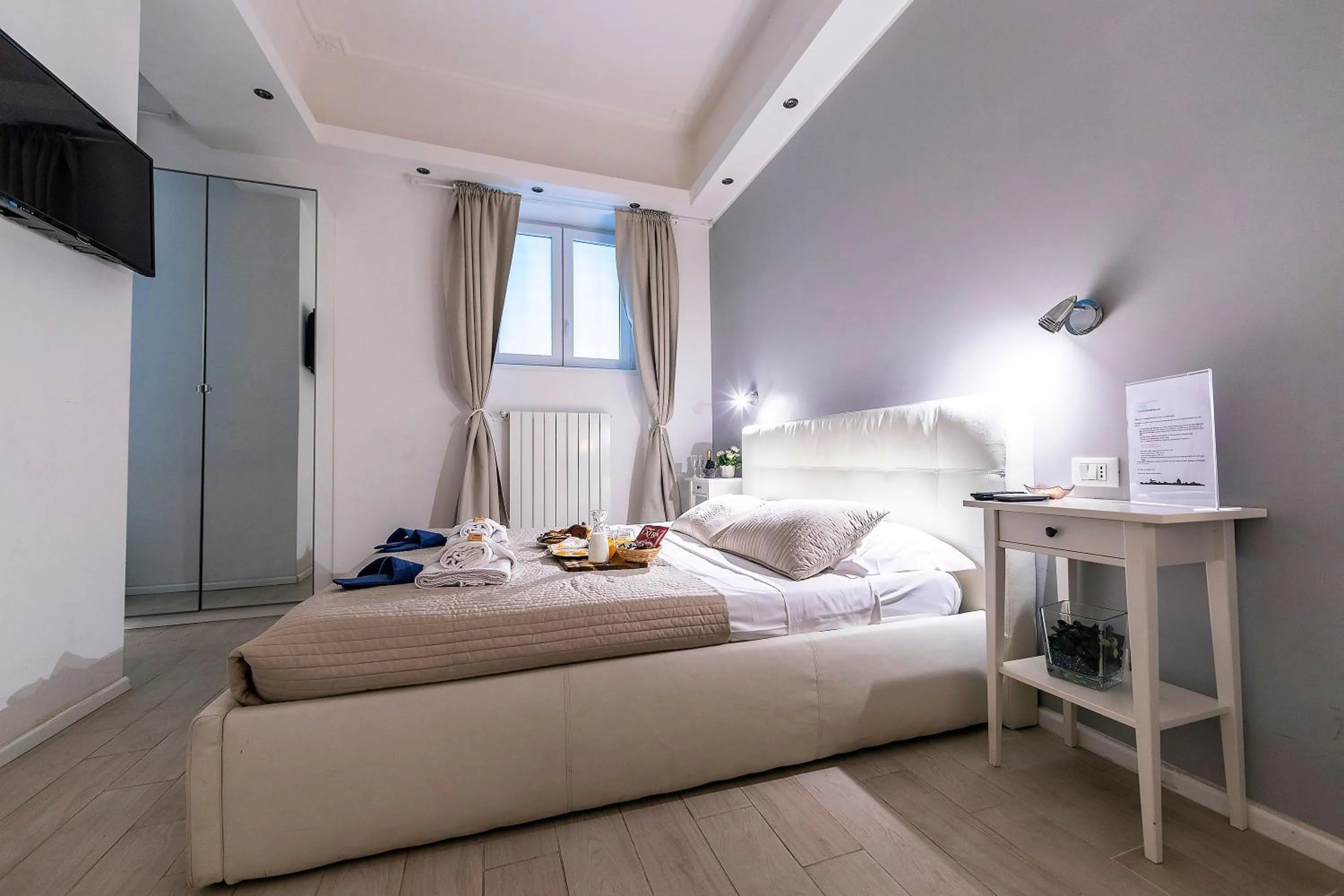 Bedroom, Bed in Bella Roma Luxury Accommodation, Vatican City - Liberty Collection