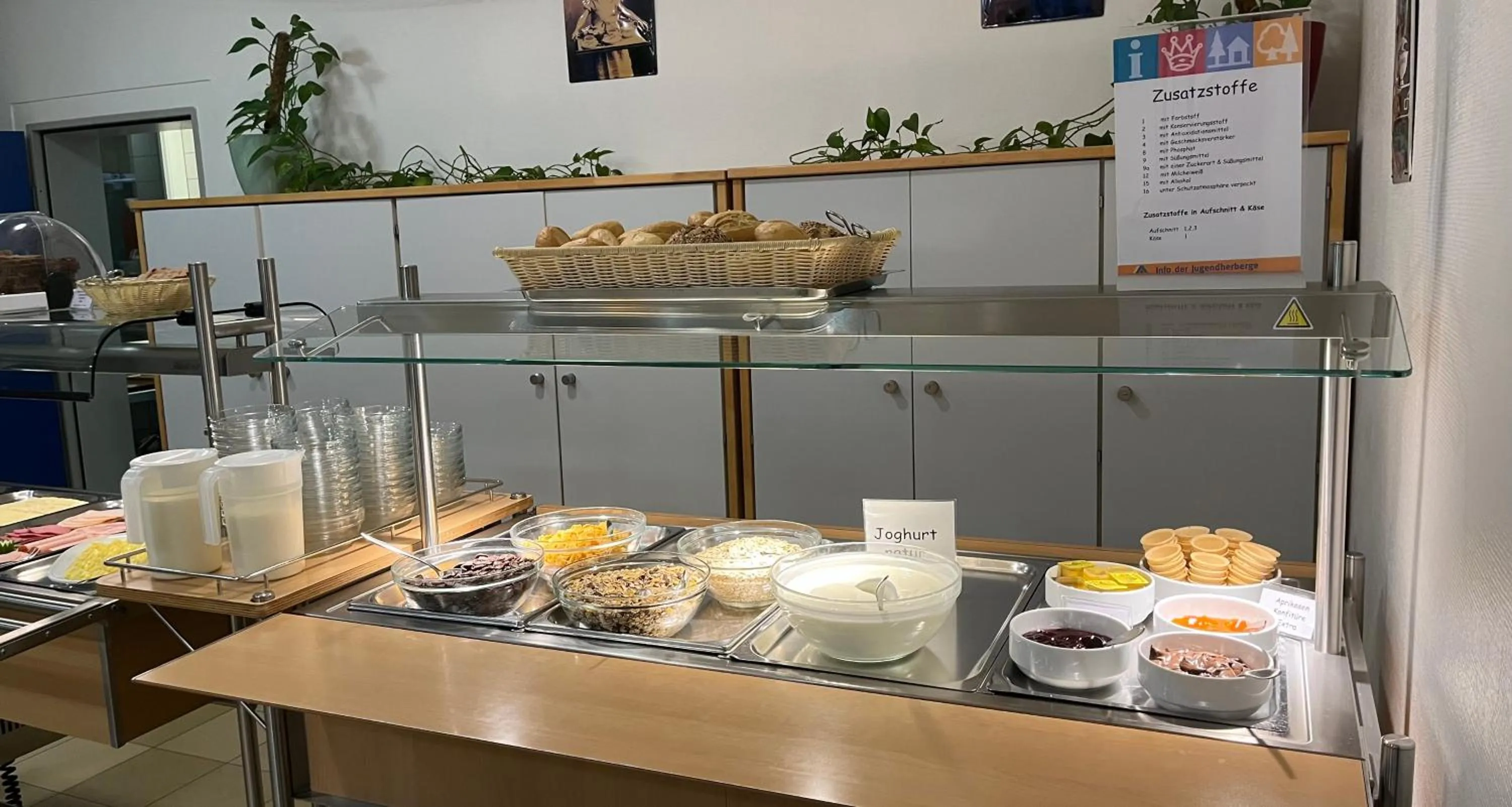 Breakfast in Jugendherberge Aachen - Membership required