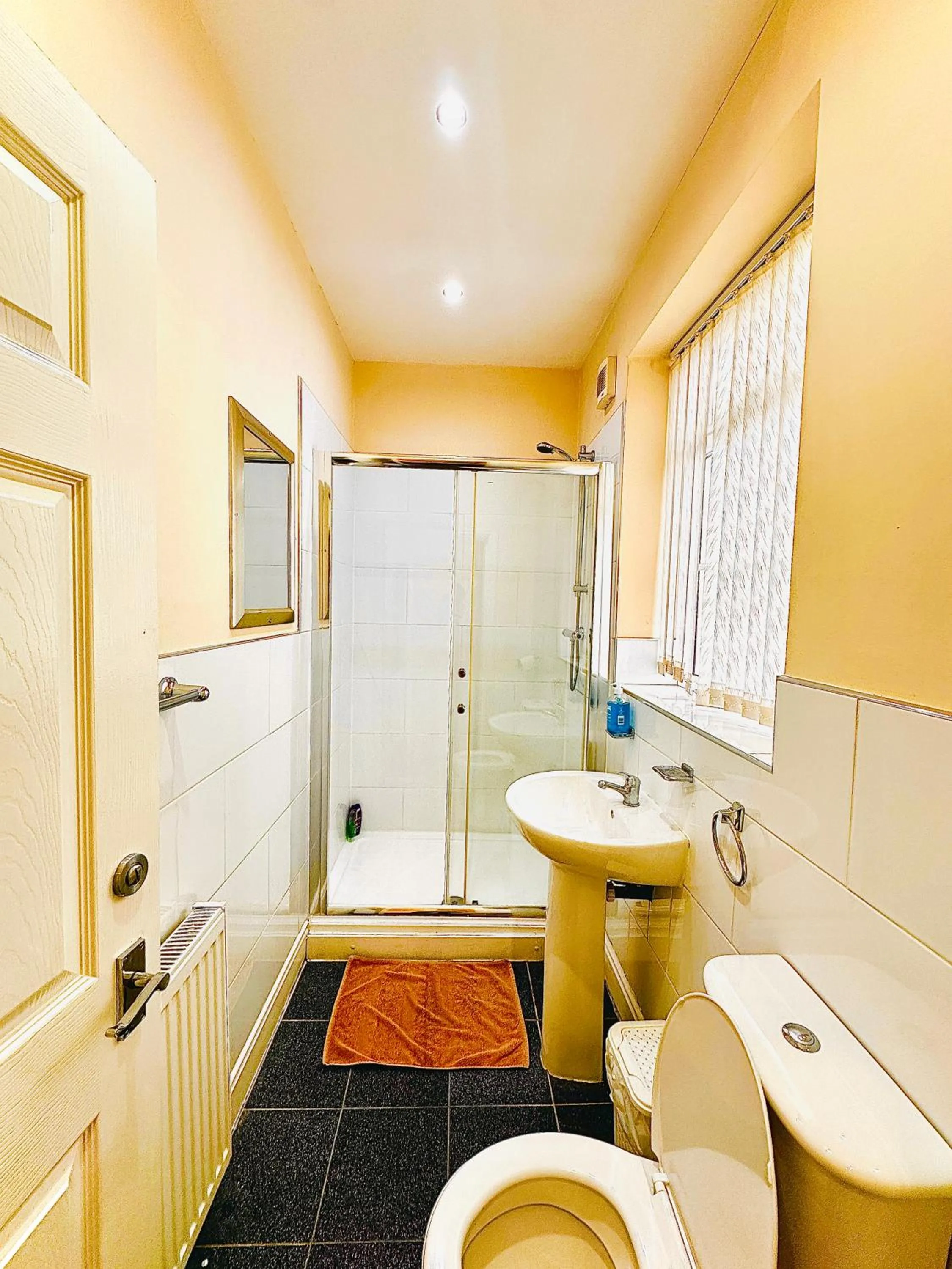 Shower in The Cabbage Hall Hotel