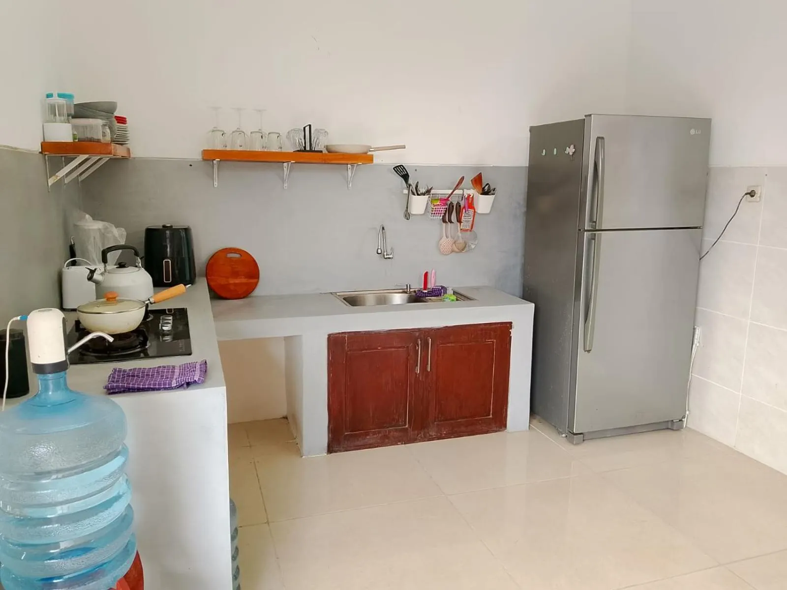 Kitchen or kitchenette in Lovina villa cinta