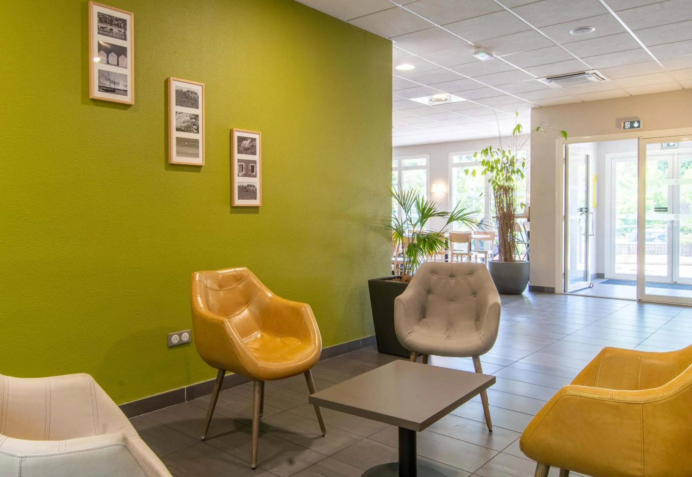 Seating area in B&B HOTEL Alès - Pôle Mécanique
