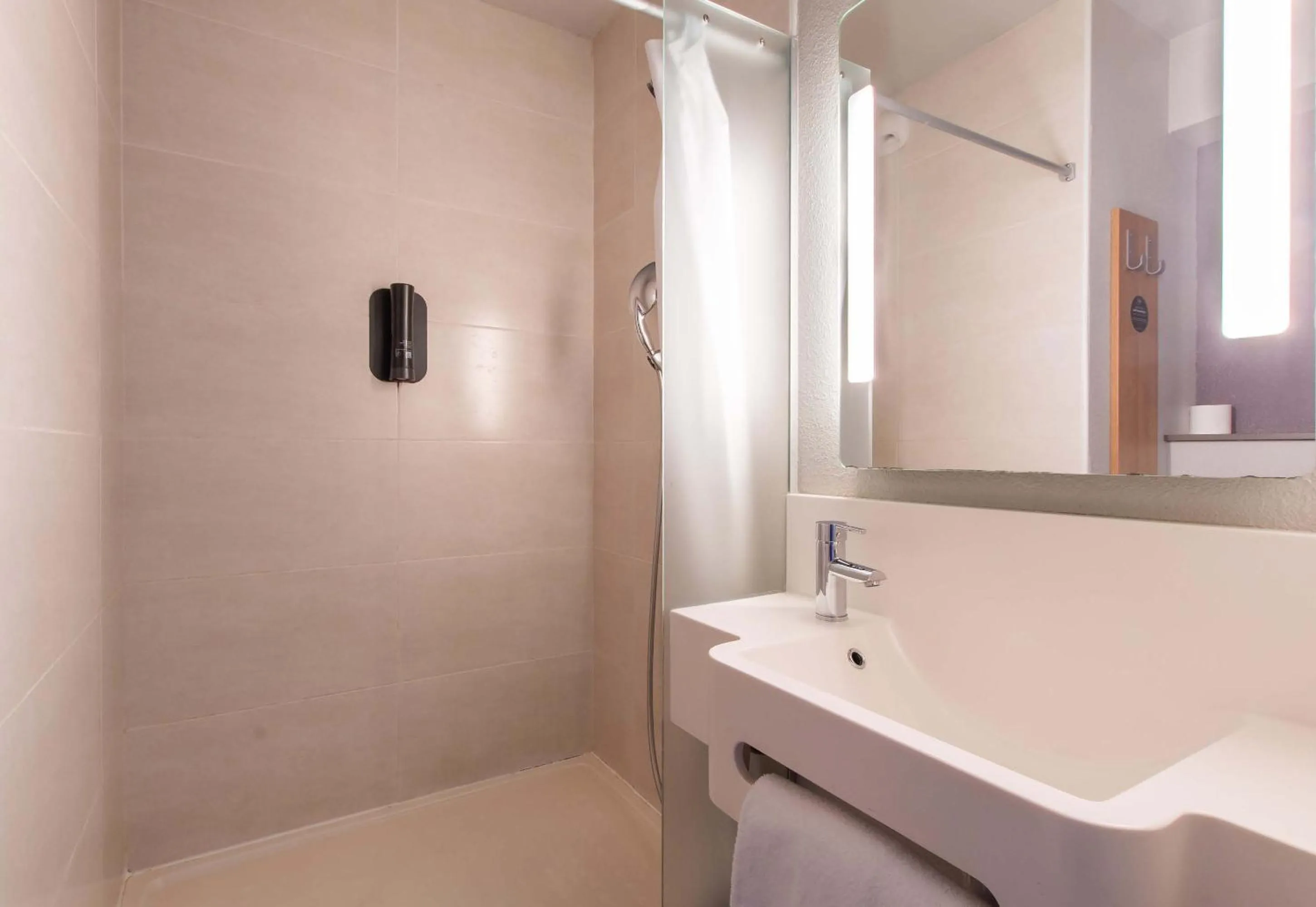 Bathroom in B&B HOTEL Alès - Pôle Mécanique