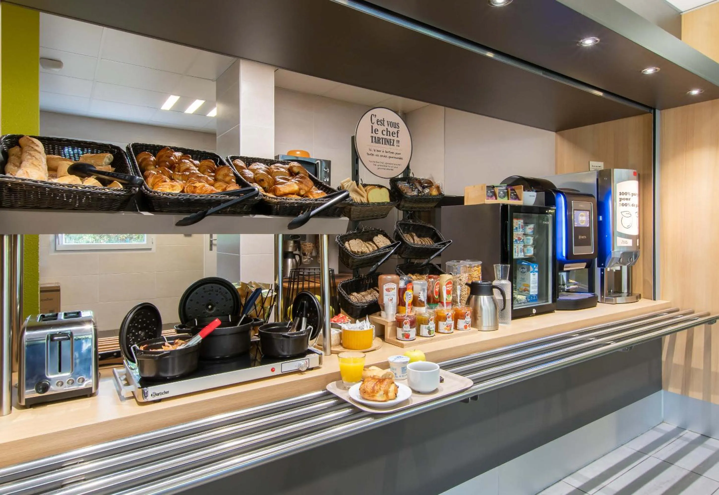 Buffet breakfast in B&B HOTEL Alès - Pôle Mécanique