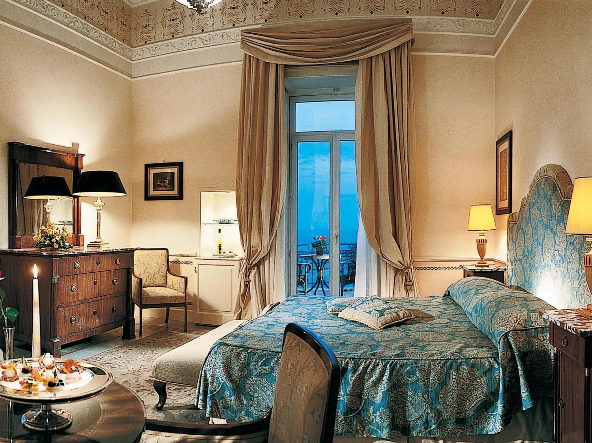 Bed in Grand Hotel Excelsior Vittoria