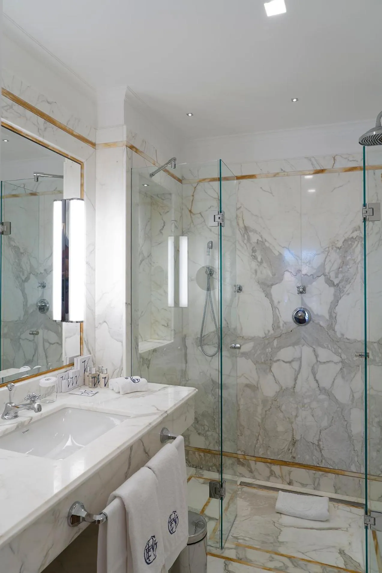 Shower in Grand Hotel Excelsior Vittoria