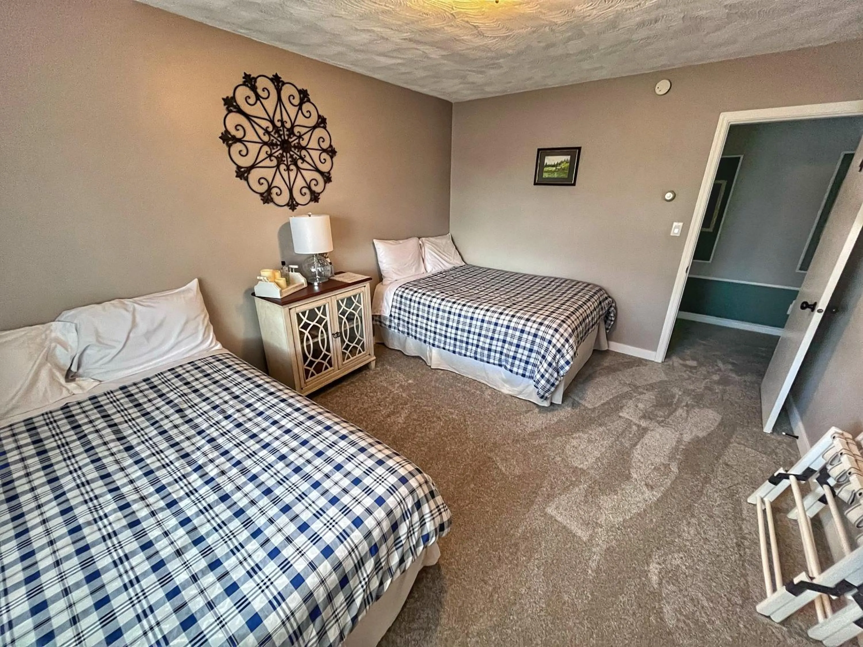 Photo of the whole room, Bed in Sunny Shuswap B&B