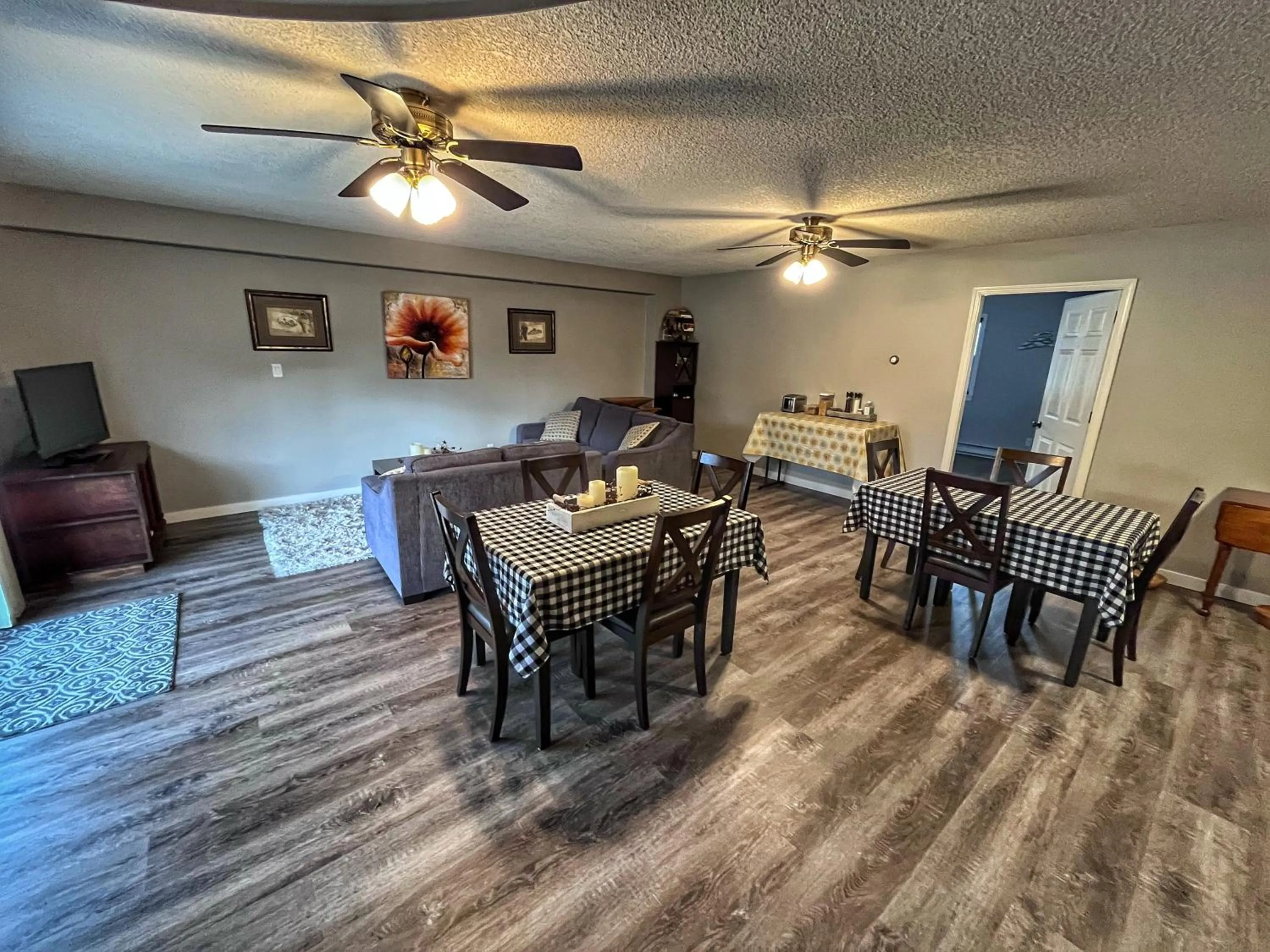 Communal lounge/ TV room in Sunny Shuswap B&B