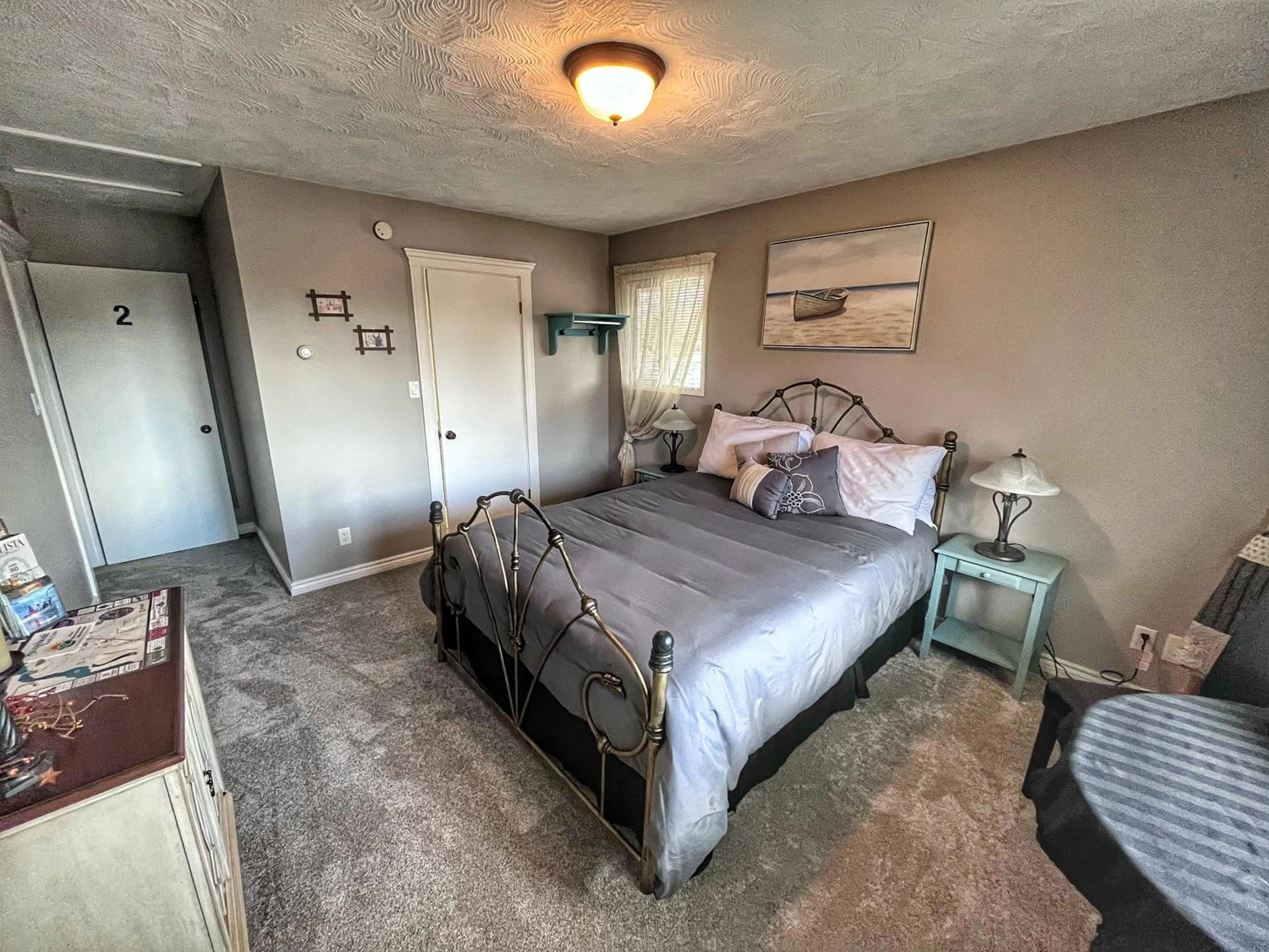 Photo of the whole room, Bed in Sunny Shuswap B&B