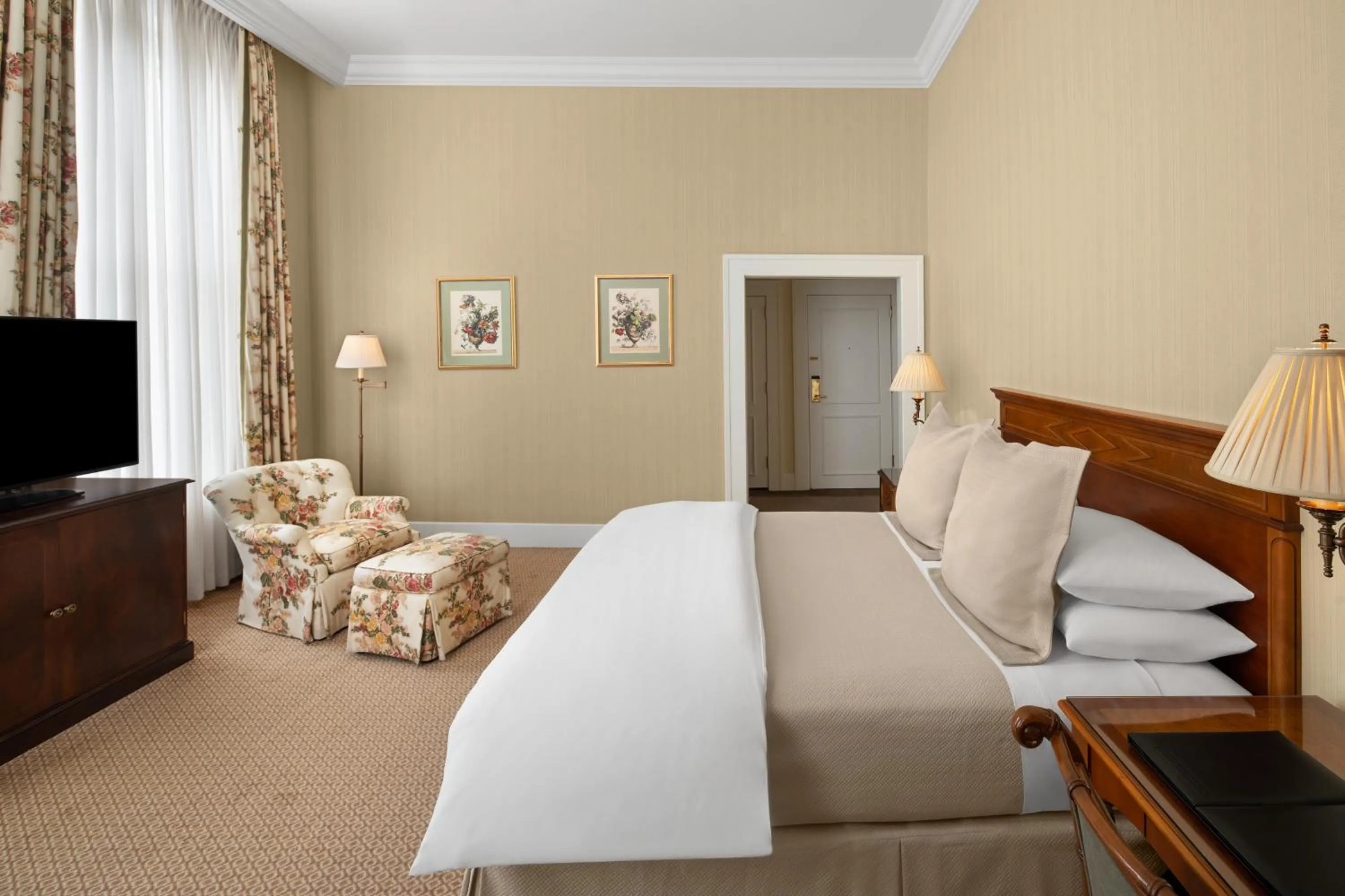 Bedroom, Bed in Capital Hotel