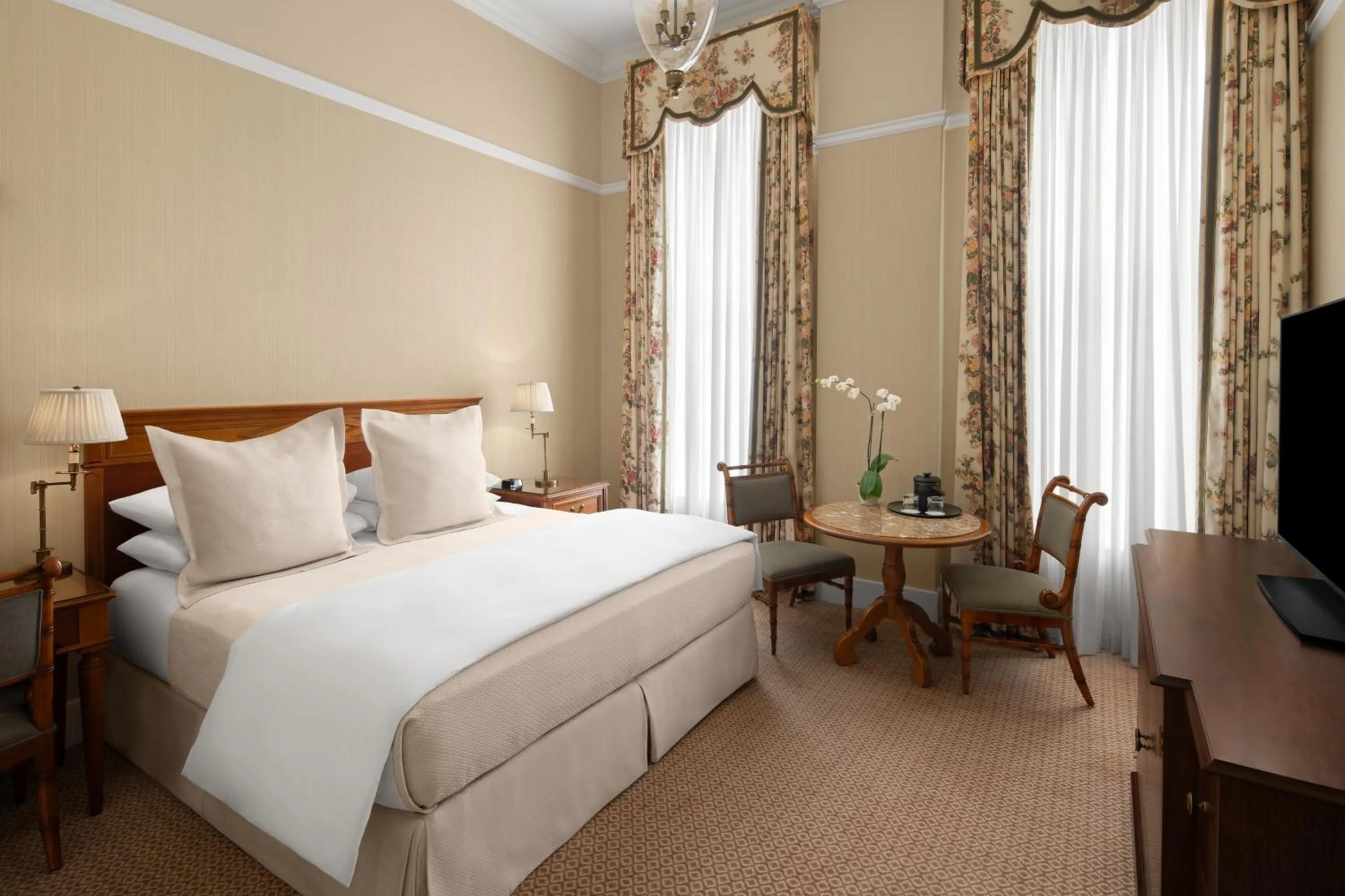 Bedroom, Bed in Capital Hotel