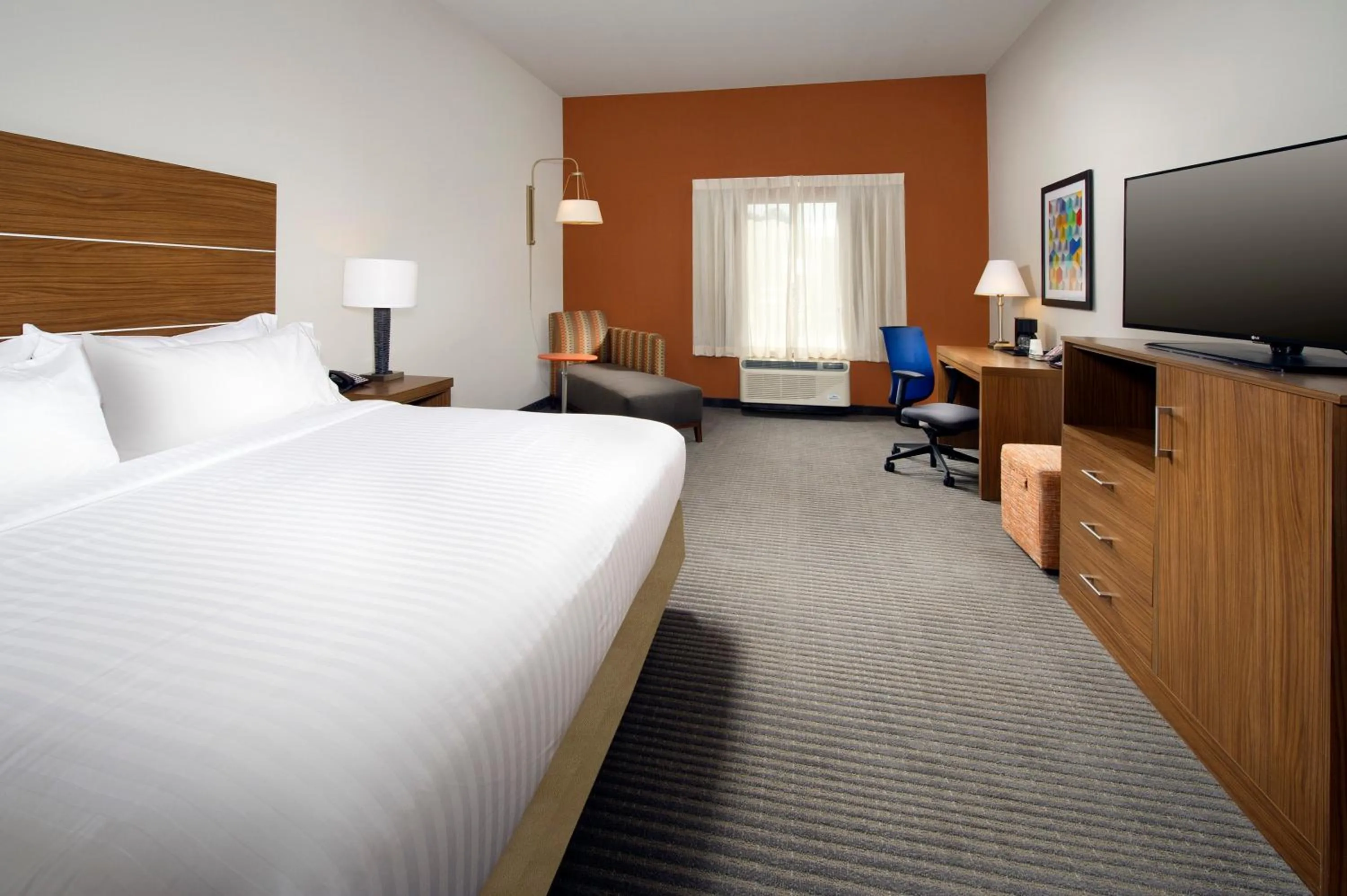 Photo of the whole room, Bed in Holiday Inn Express & Suites Bay City by IHG