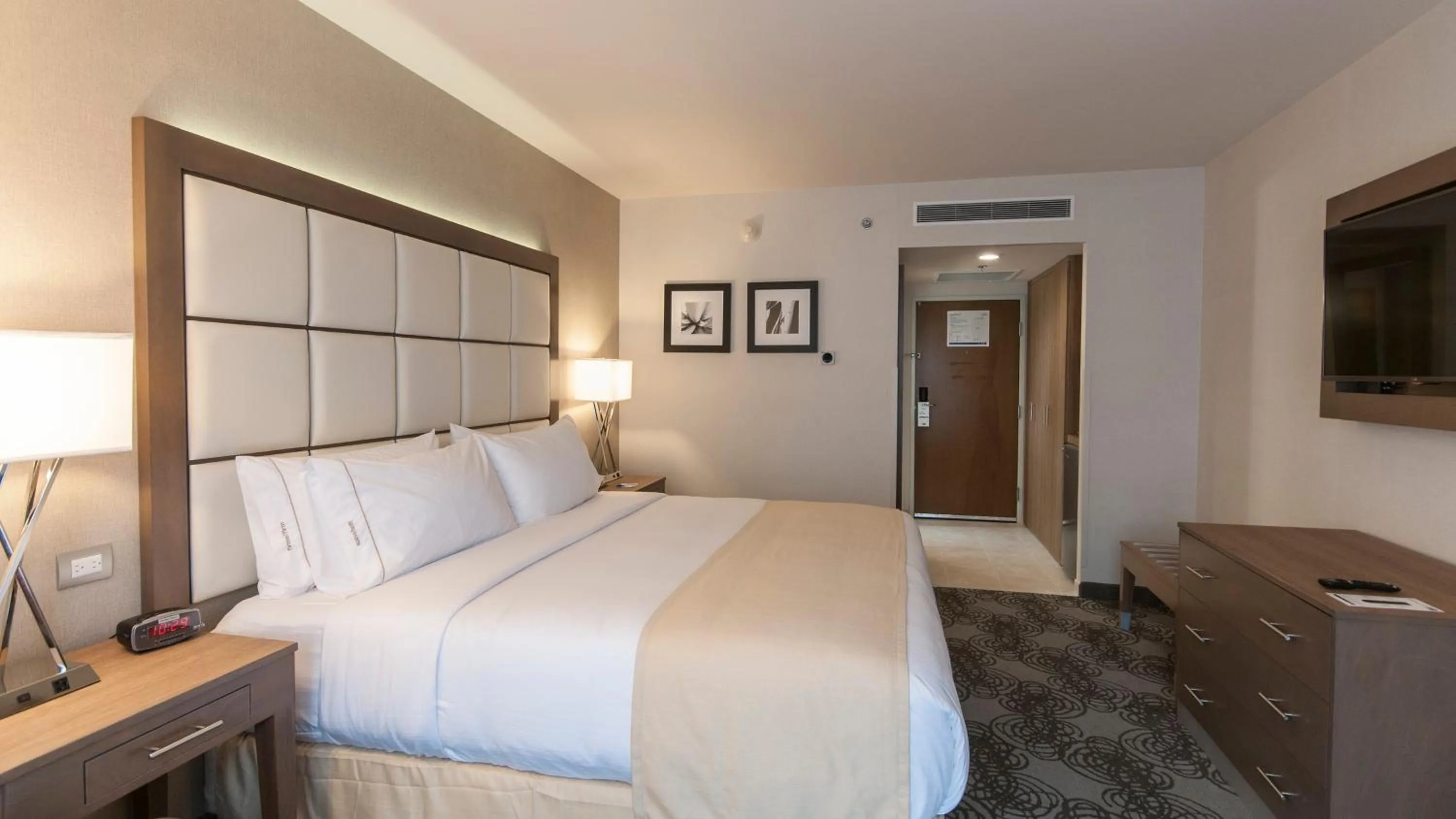Photo of the whole room, Bed in Holiday Inn Express & Suites Chihuahua Juventud by IHG