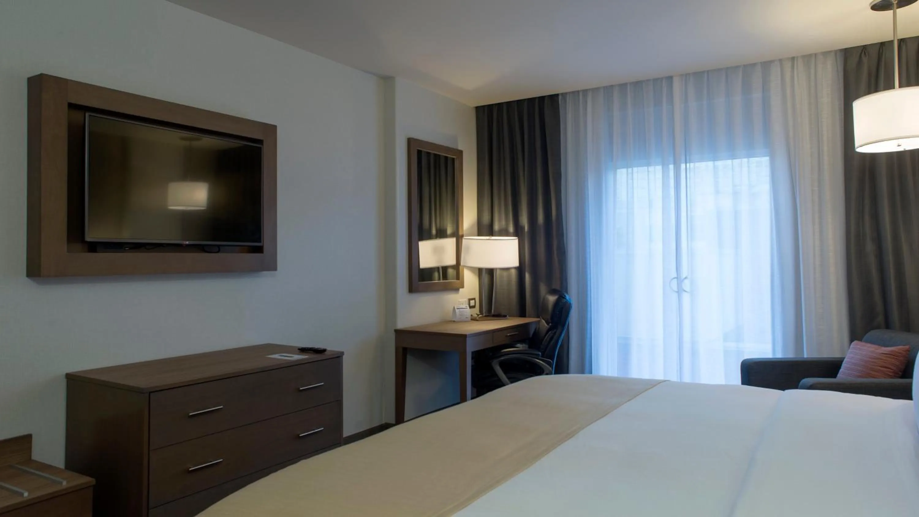 Photo of the whole room, Bed in Holiday Inn Express & Suites Chihuahua Juventud by IHG
