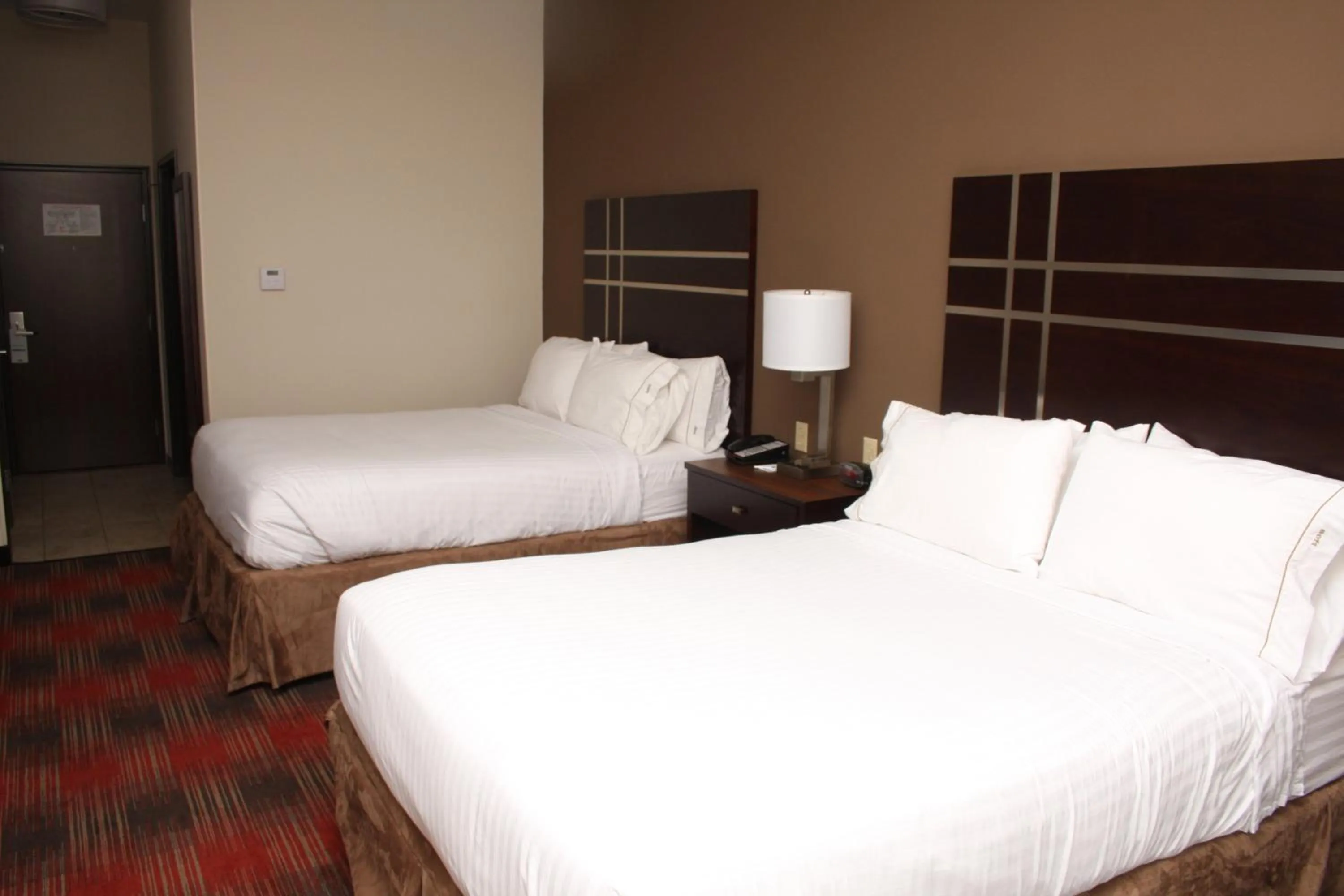 Photo of the whole room, Bed in Holiday Inn Express & Suites Cumberland - La Vale by IHG