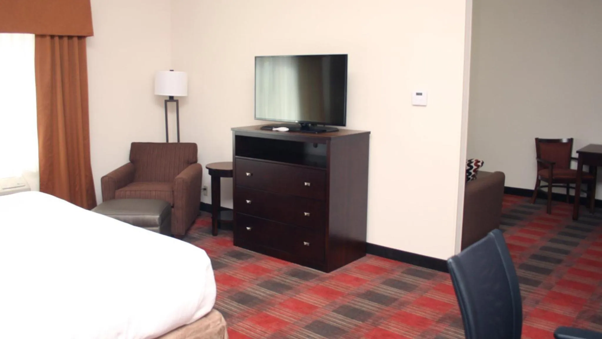 Photo of the whole room, Bed in Holiday Inn Express & Suites Cumberland - La Vale by IHG