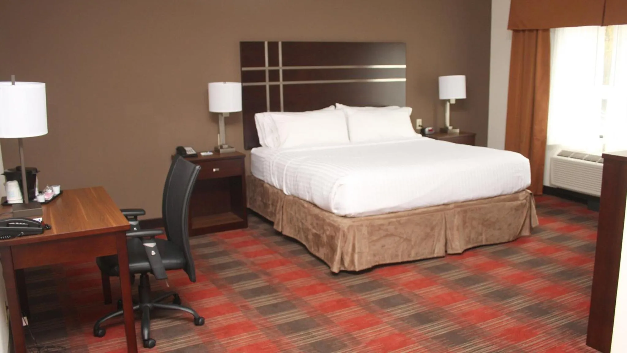 Photo of the whole room, Bed in Holiday Inn Express & Suites Cumberland - La Vale by IHG