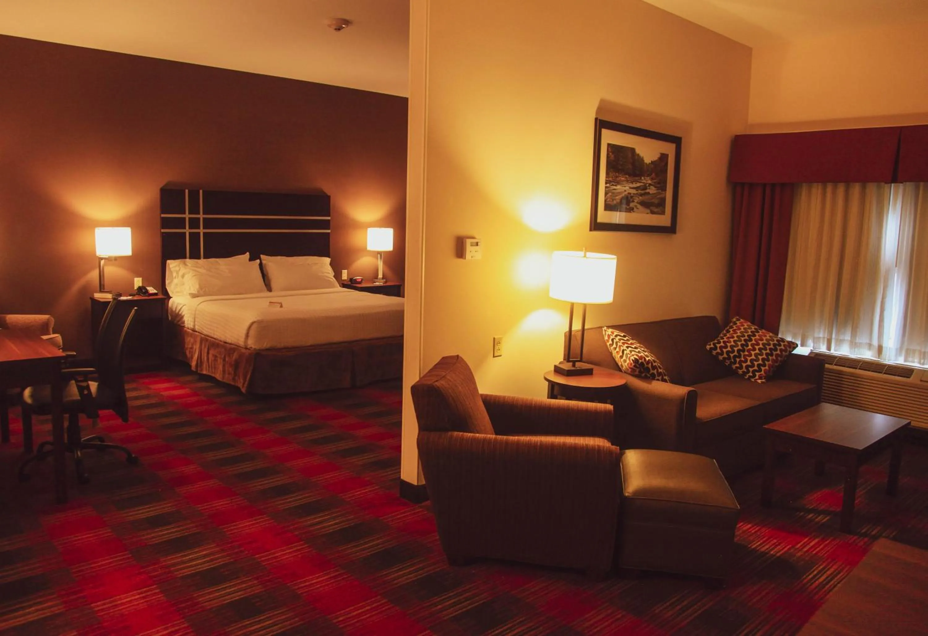 Photo of the whole room, Bed in Holiday Inn Express & Suites Cumberland - La Vale by IHG