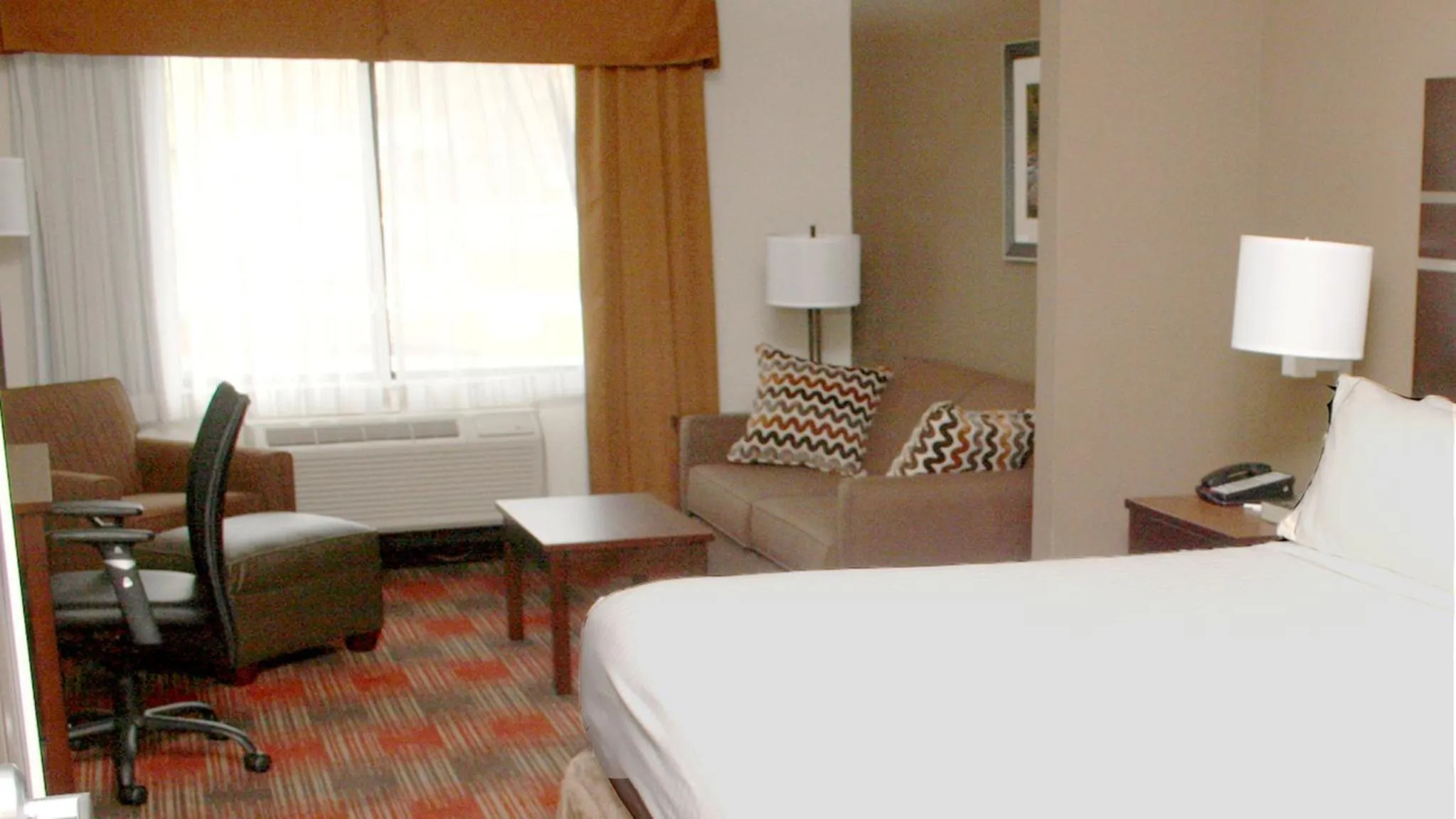 Photo of the whole room, Bed in Holiday Inn Express & Suites Cumberland - La Vale by IHG