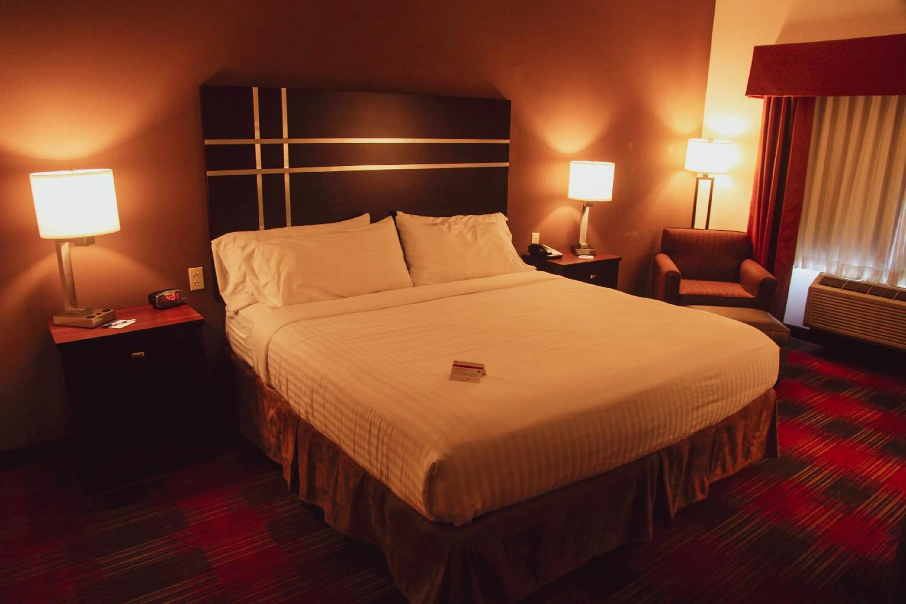 Photo of the whole room, Bed in Holiday Inn Express & Suites Cumberland - La Vale by IHG