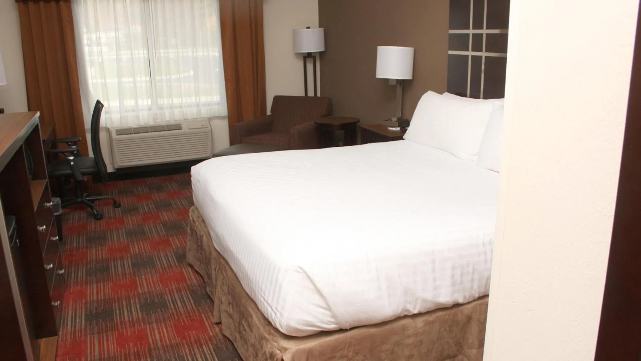 Photo of the whole room, Bed in Holiday Inn Express & Suites Cumberland - La Vale by IHG